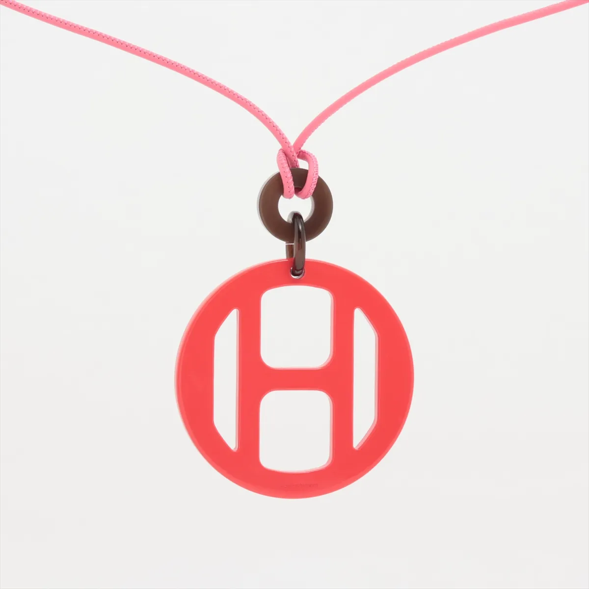 H Equipe pendant, buffalo horn x lacquered wood, red, some wear, tarnishing, strap stretched. — view 2