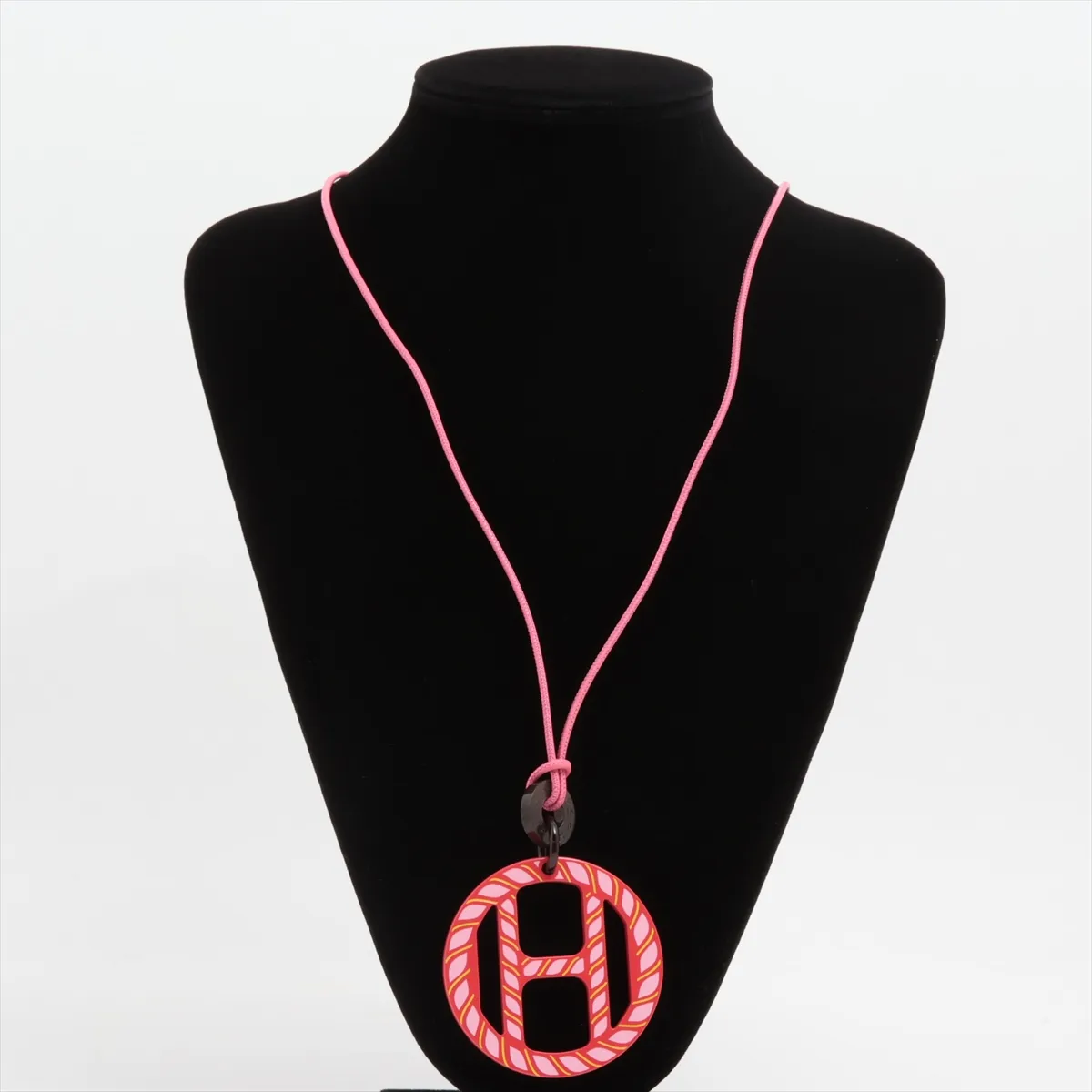 H Equipe pendant, buffalo horn x lacquered wood, red, some wear, tarnishing, strap stretched. — view 5