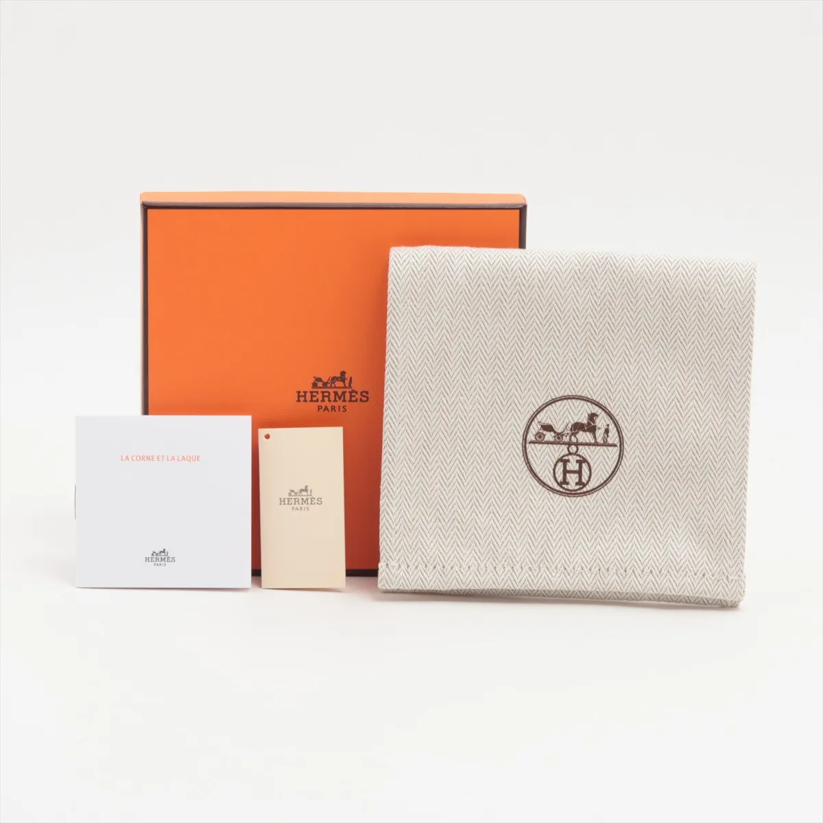 H Equipe pendant, buffalo horn x lacquered wood, red, some wear, tarnishing, strap stretched. — view 6