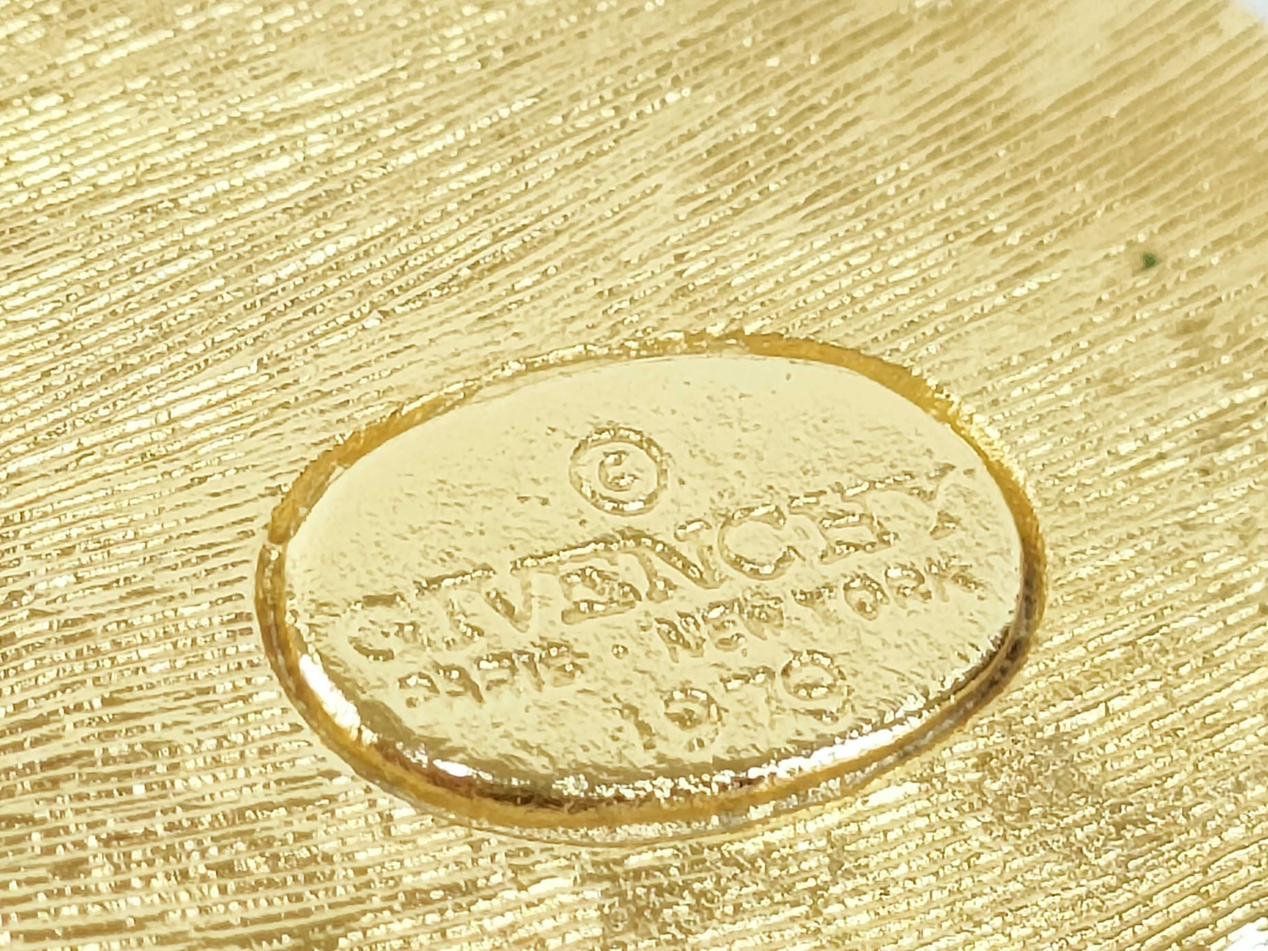 brooch — view 3