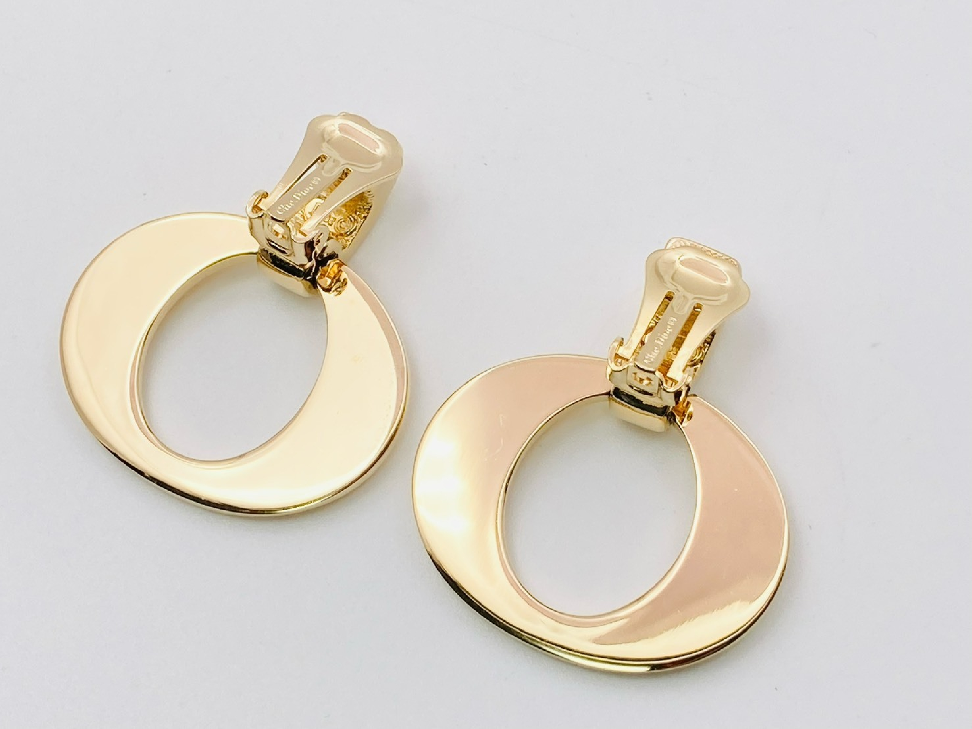 O-logo oval swing earrings, gold earrings — view 2