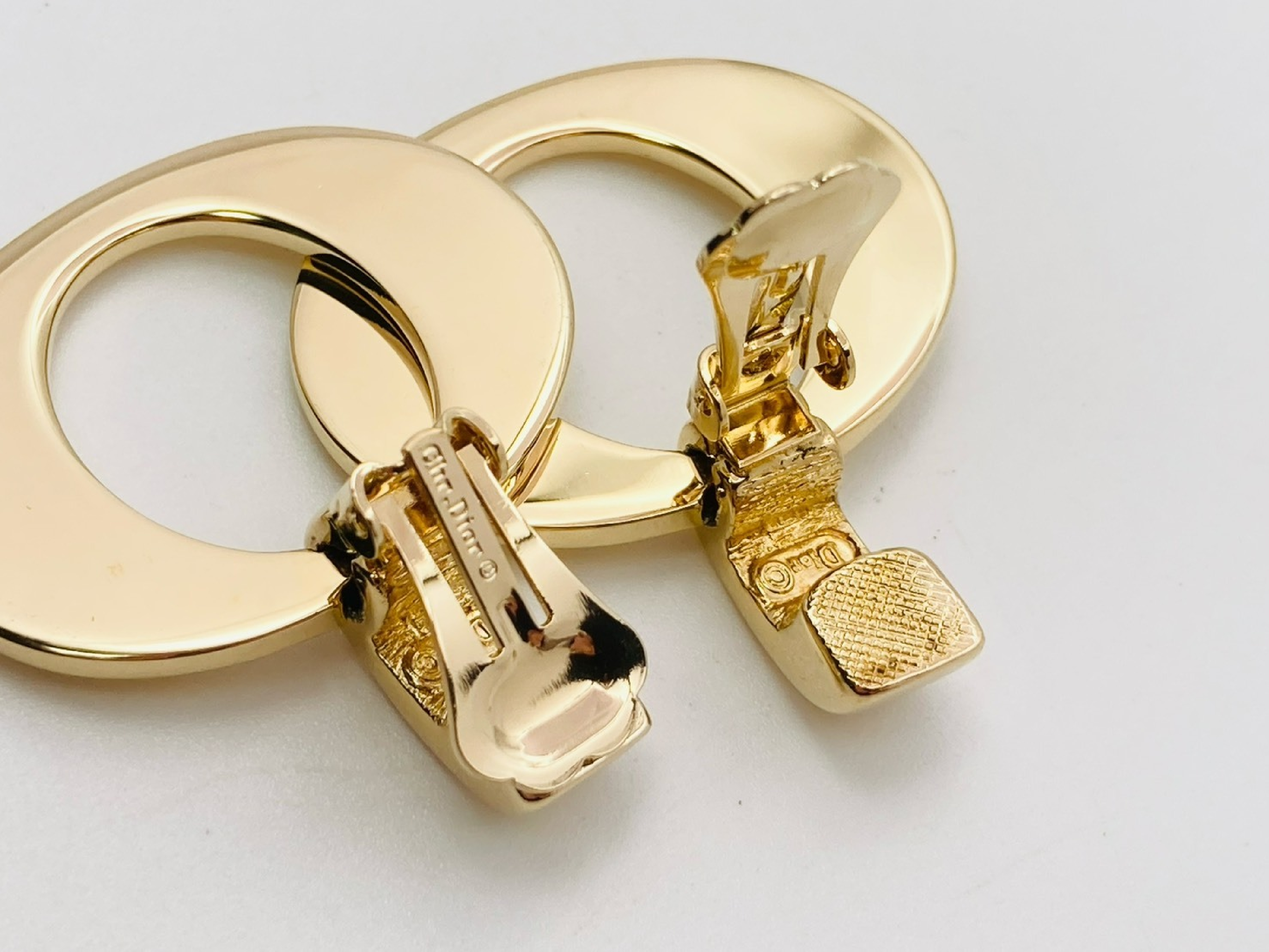 O-logo oval swing earrings, gold earrings — view 3