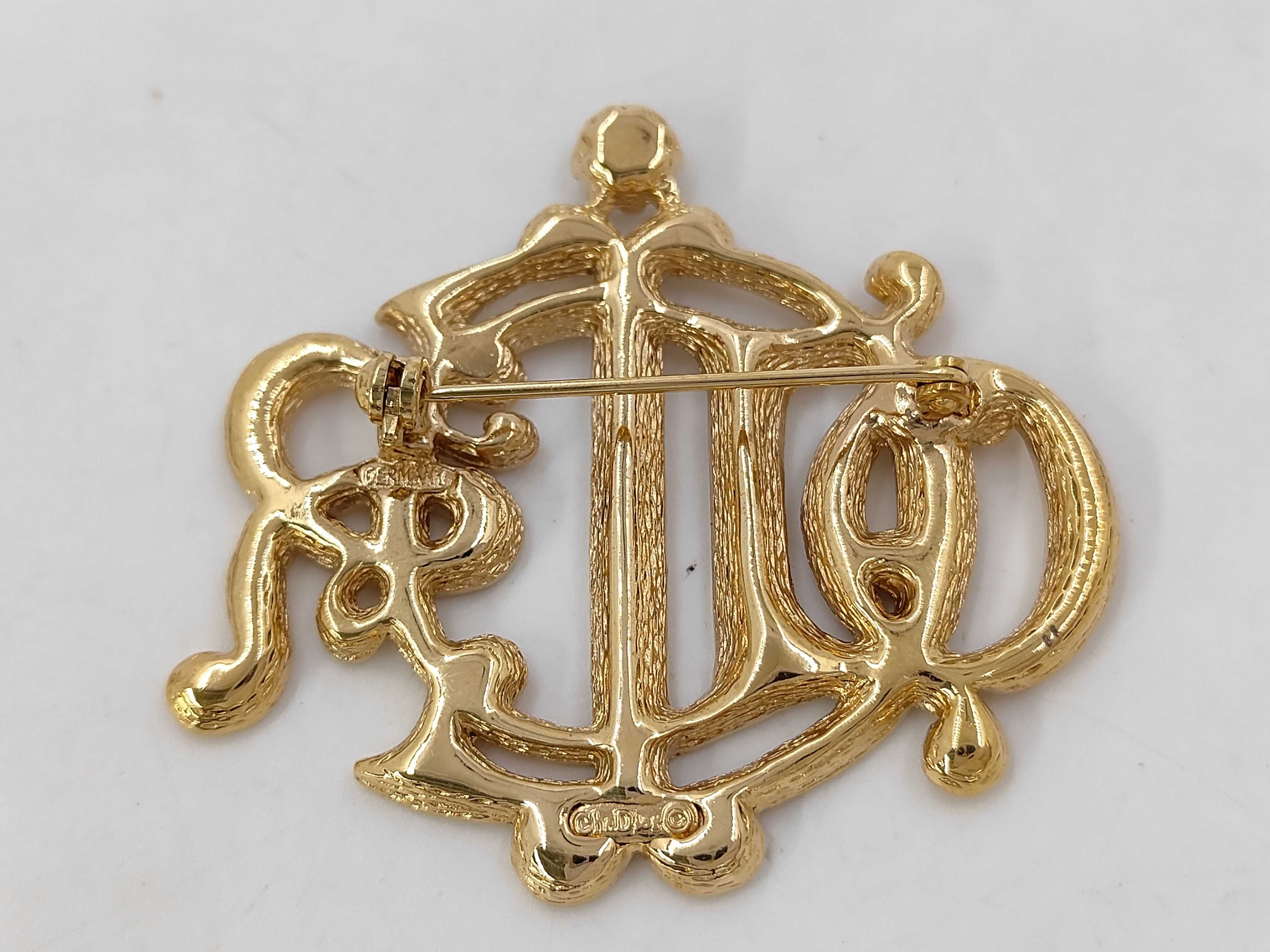 brooch — view 2