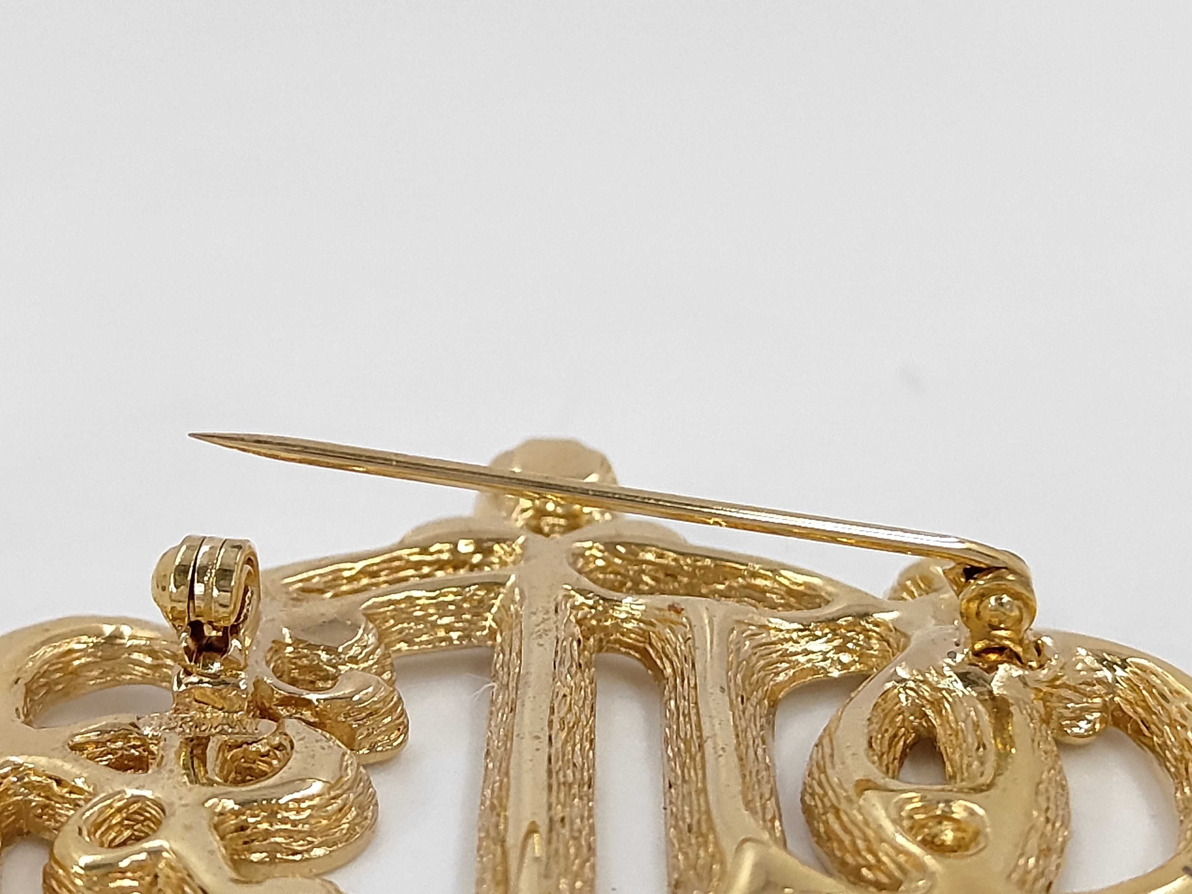 brooch — view 3