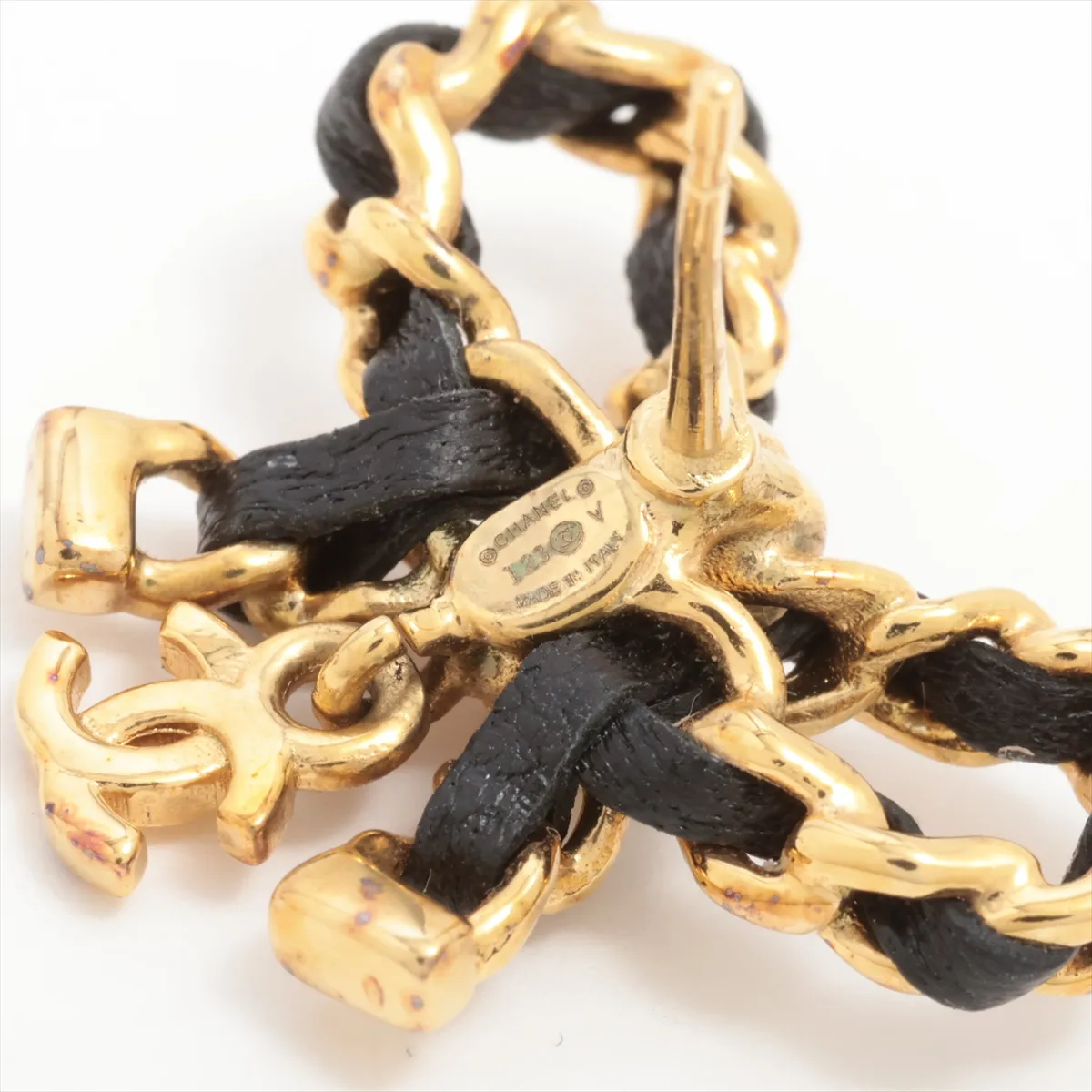 Coco Mark Ribbon I23V Earrings (Pair) GP x Leather Black x Gold — view 5