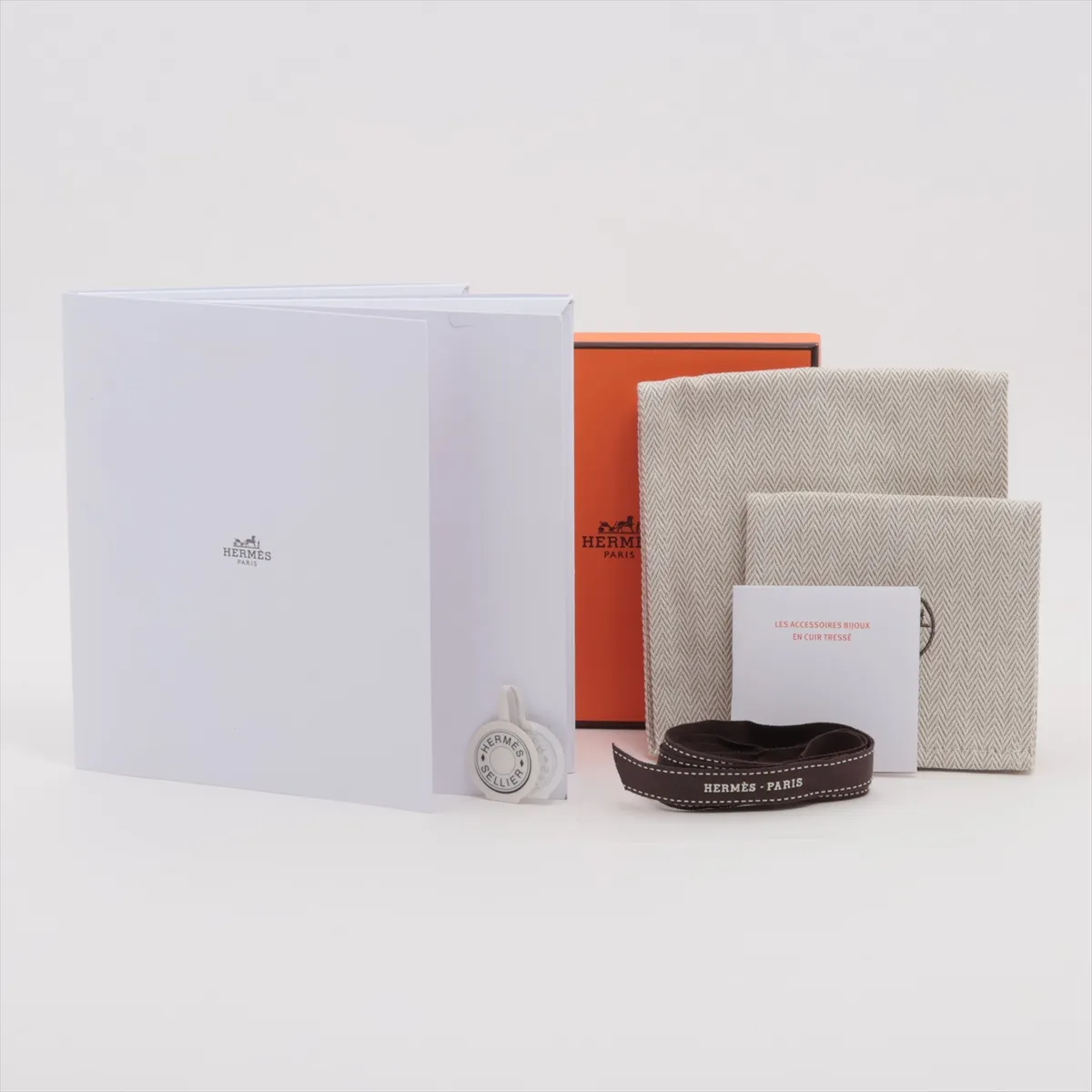 Clé Cheval Muscton Necklace, GP x Leather, Orange x Silver. Shows — view 6
