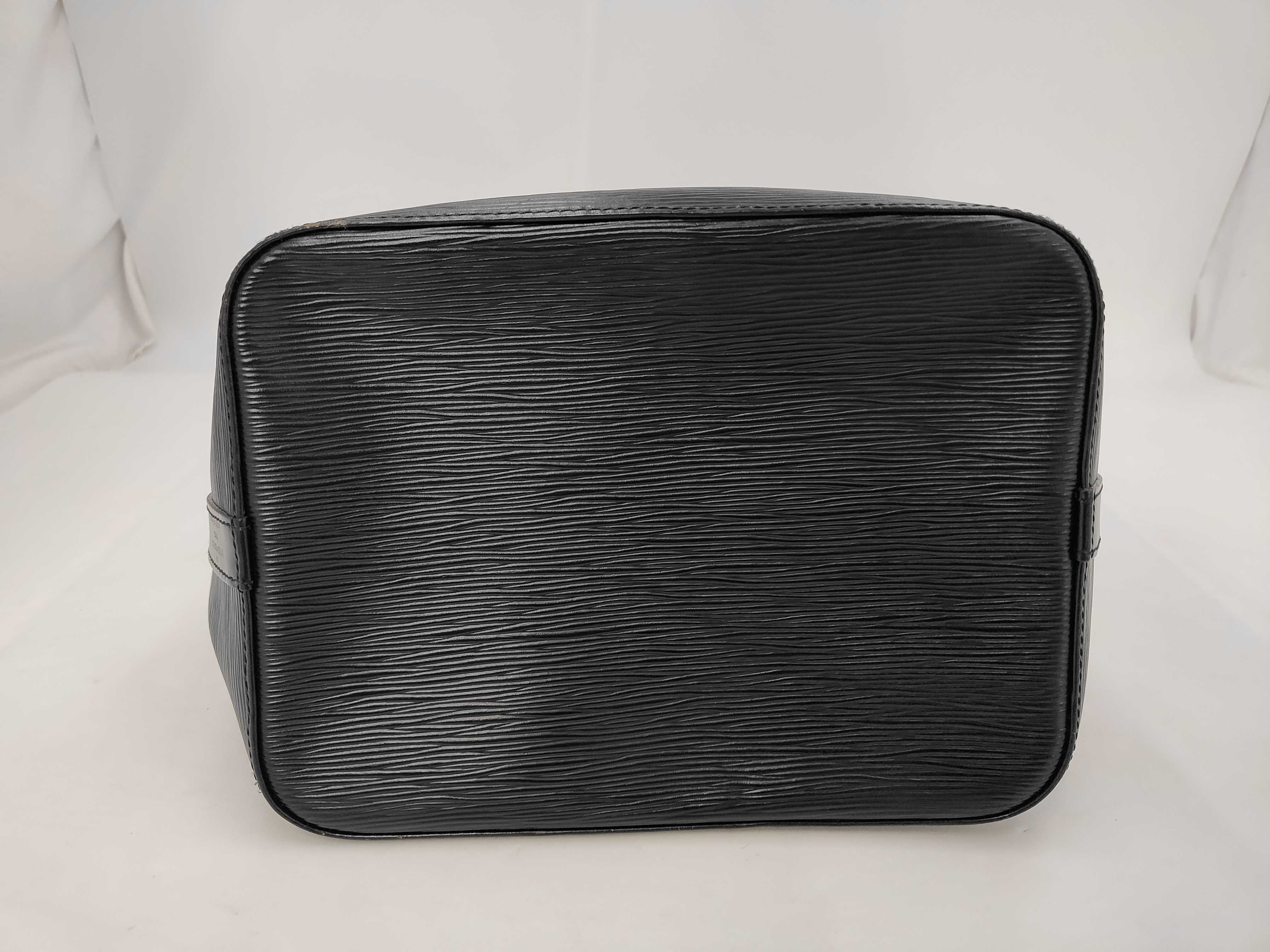 Epi Petit Noé Shoulder Bag — view 10