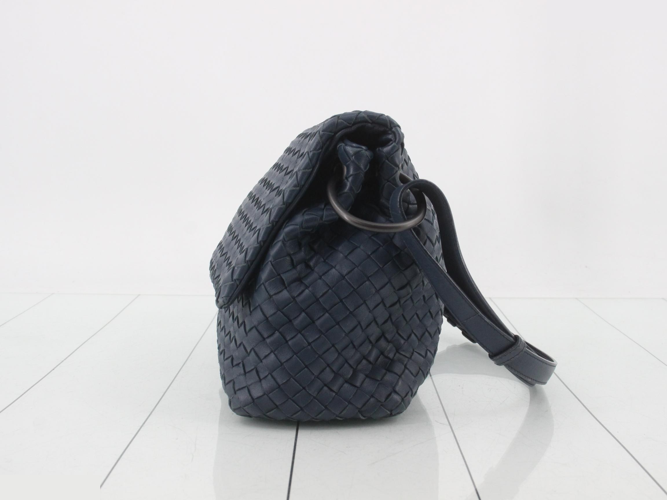 Intrecciato shoulder bag, leather, navy — view 3