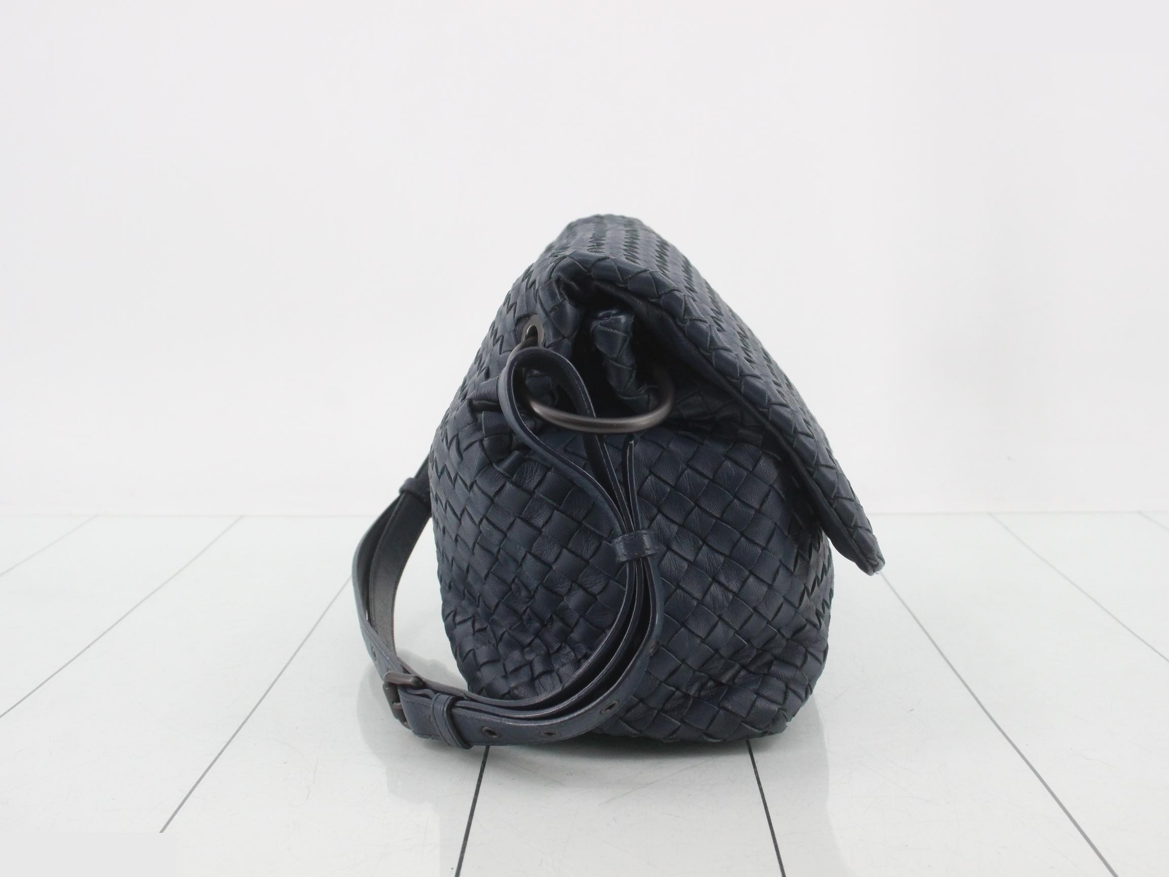 Intrecciato shoulder bag, leather, navy — view 4