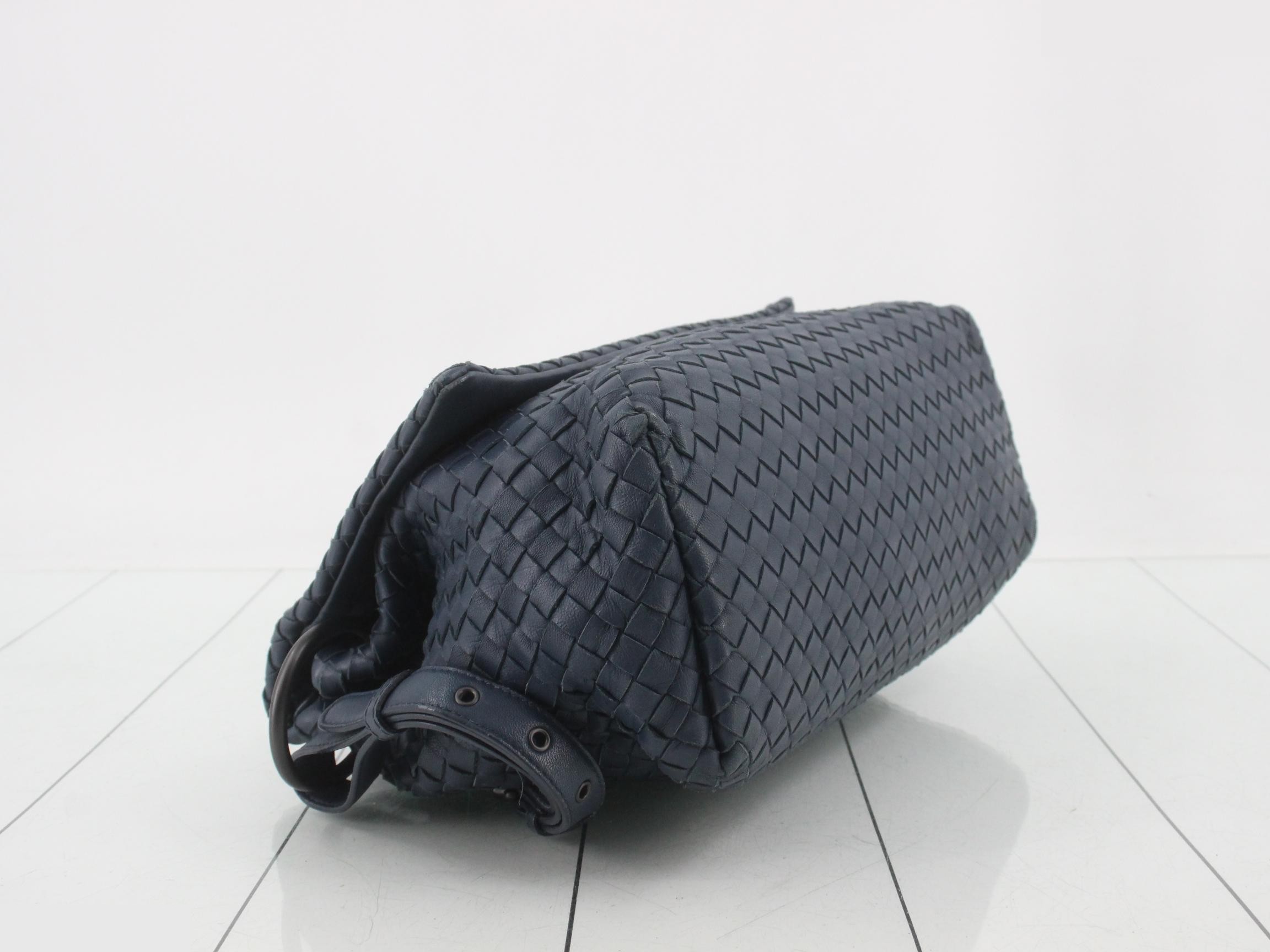 Intrecciato shoulder bag, leather, navy — view 5