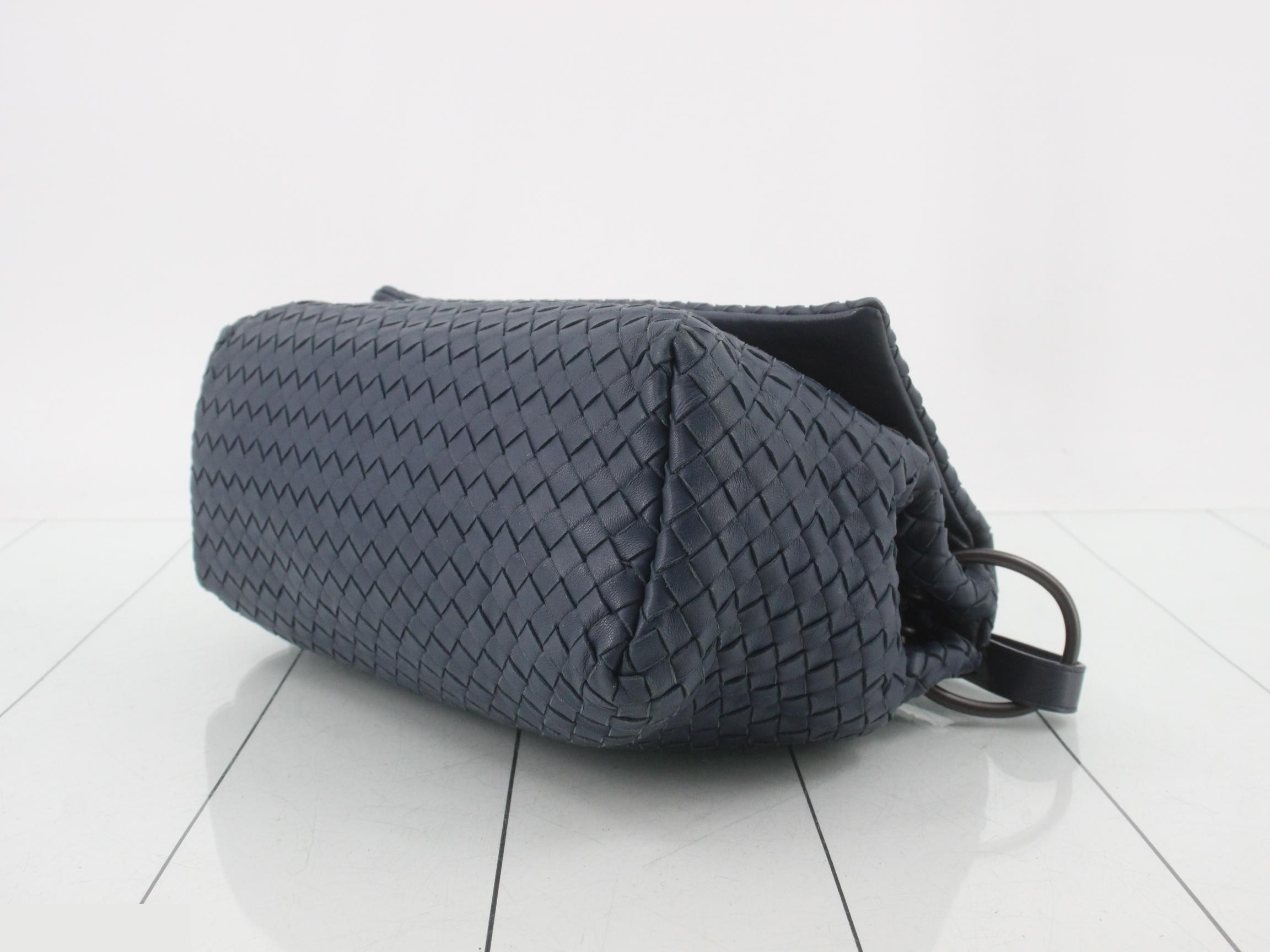 Intrecciato shoulder bag, leather, navy — view 6