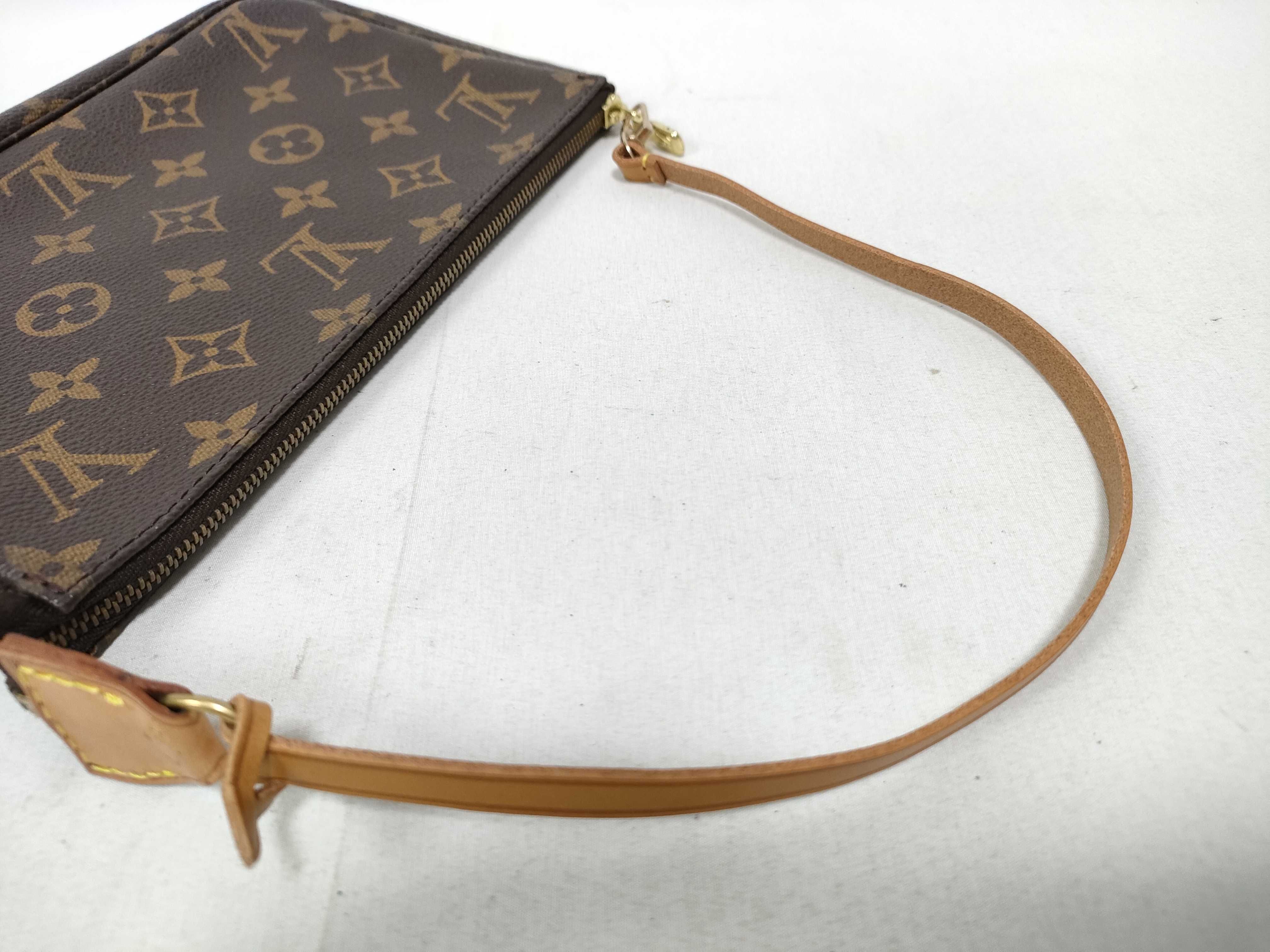 Monogram Louis Vuitton Monogram Accessoires AR0968 Pouch — view 12