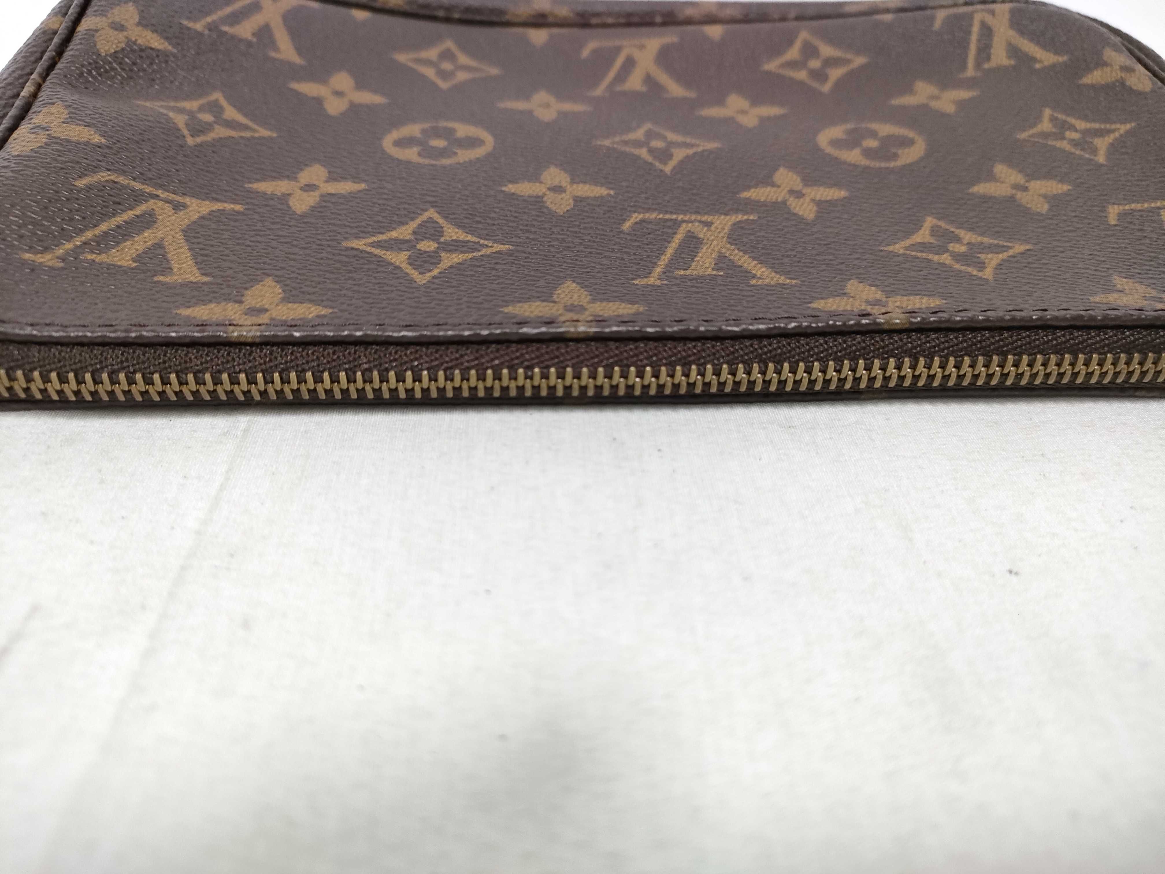 Monogram Louis Vuitton Monogram Accessoires AR0968 Pouch — view 13