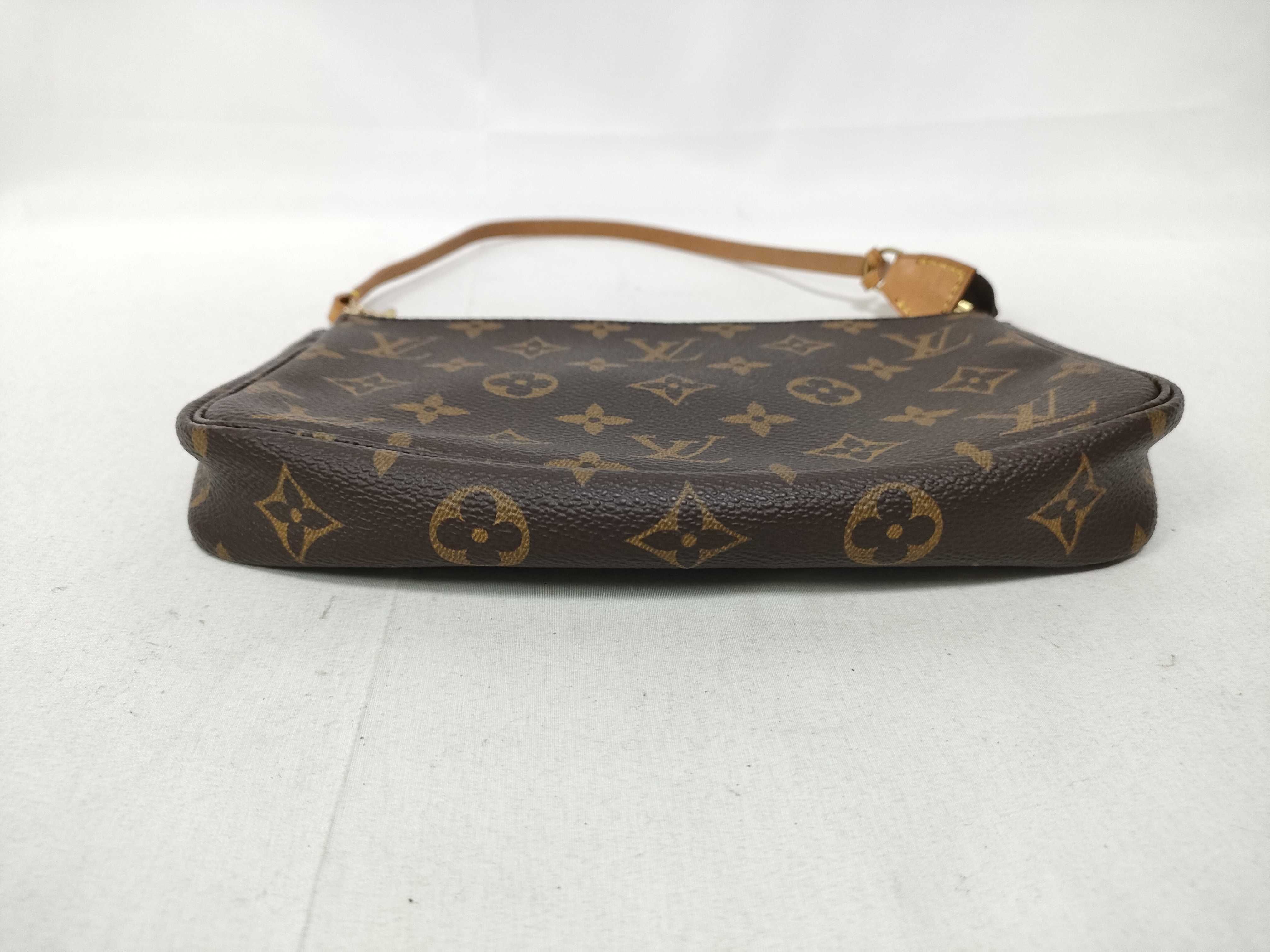 Monogram Louis Vuitton Monogram Accessoires AR0968 Pouch — view 3
