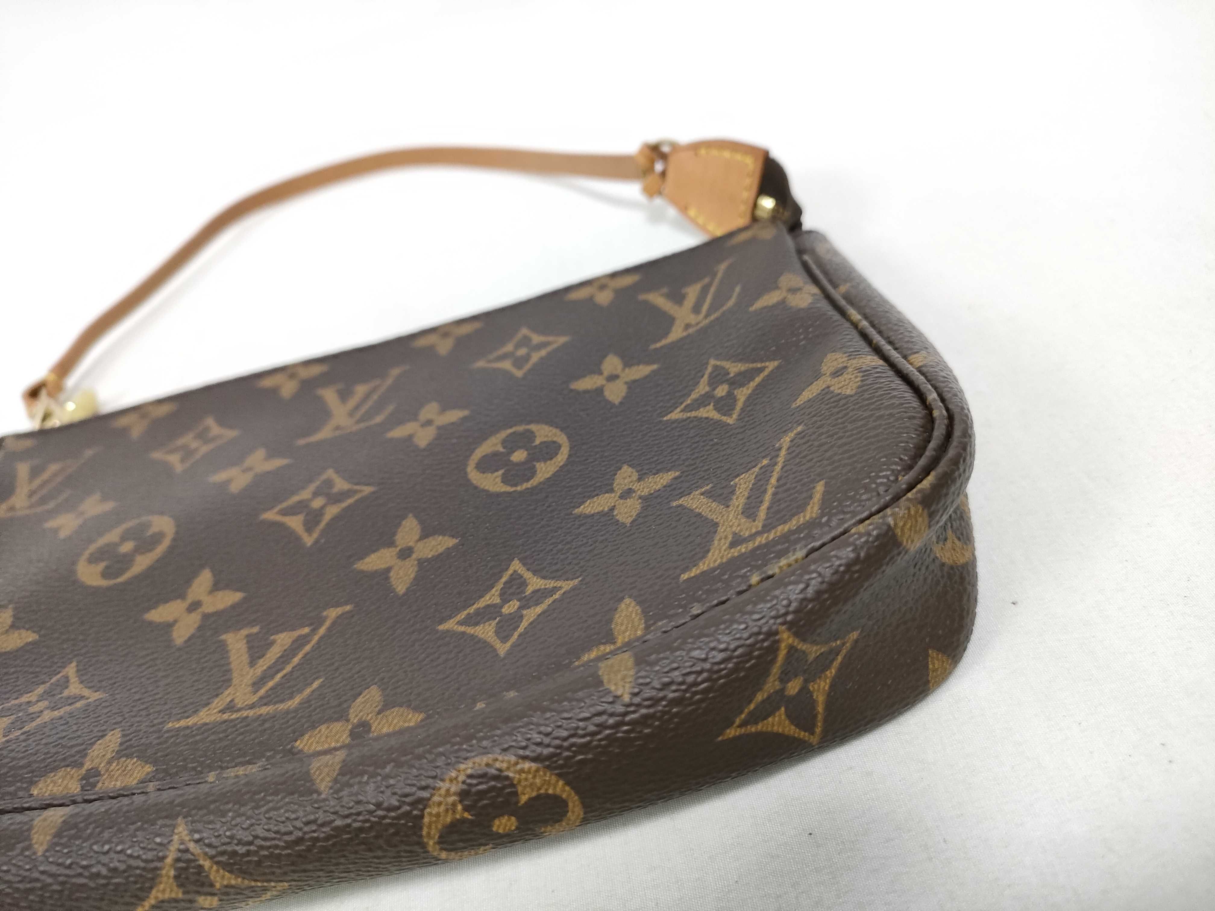 Monogram Louis Vuitton Monogram Accessoires AR0968 Pouch — view 4
