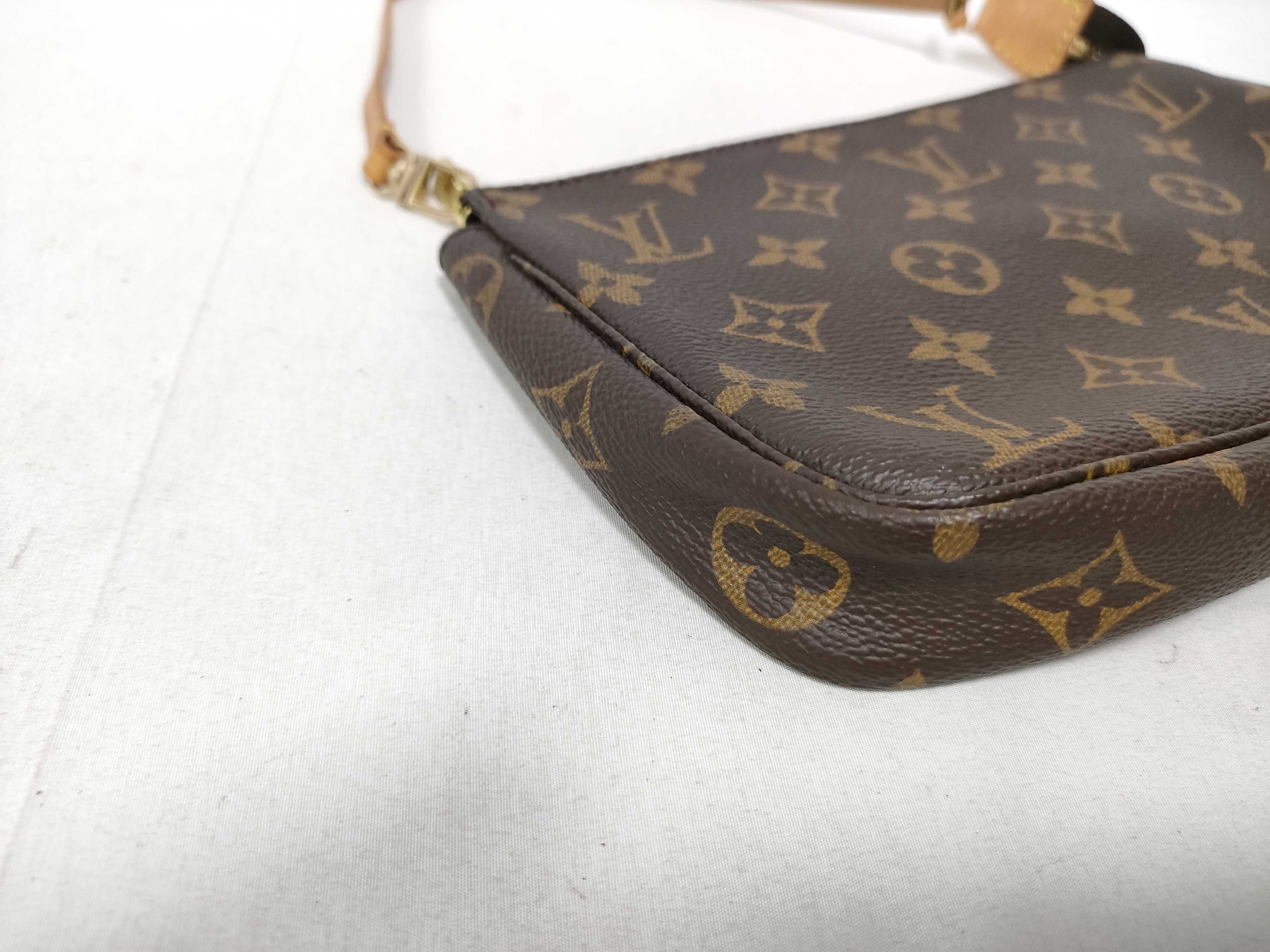 Monogram Louis Vuitton Monogram Accessoires AR0968 Pouch — view 5
