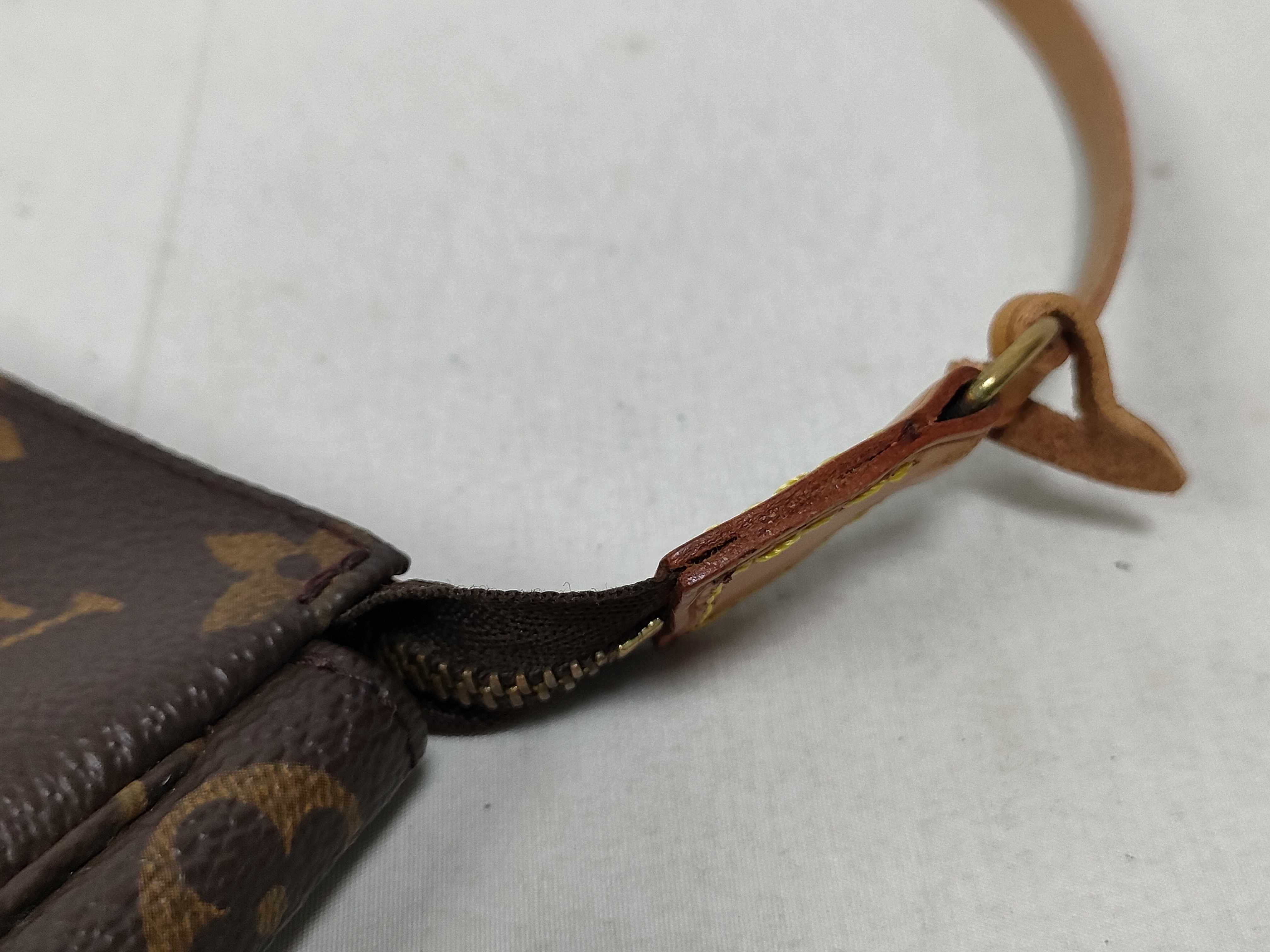 Monogram Louis Vuitton Monogram Accessoires AR0968 Pouch — view 8