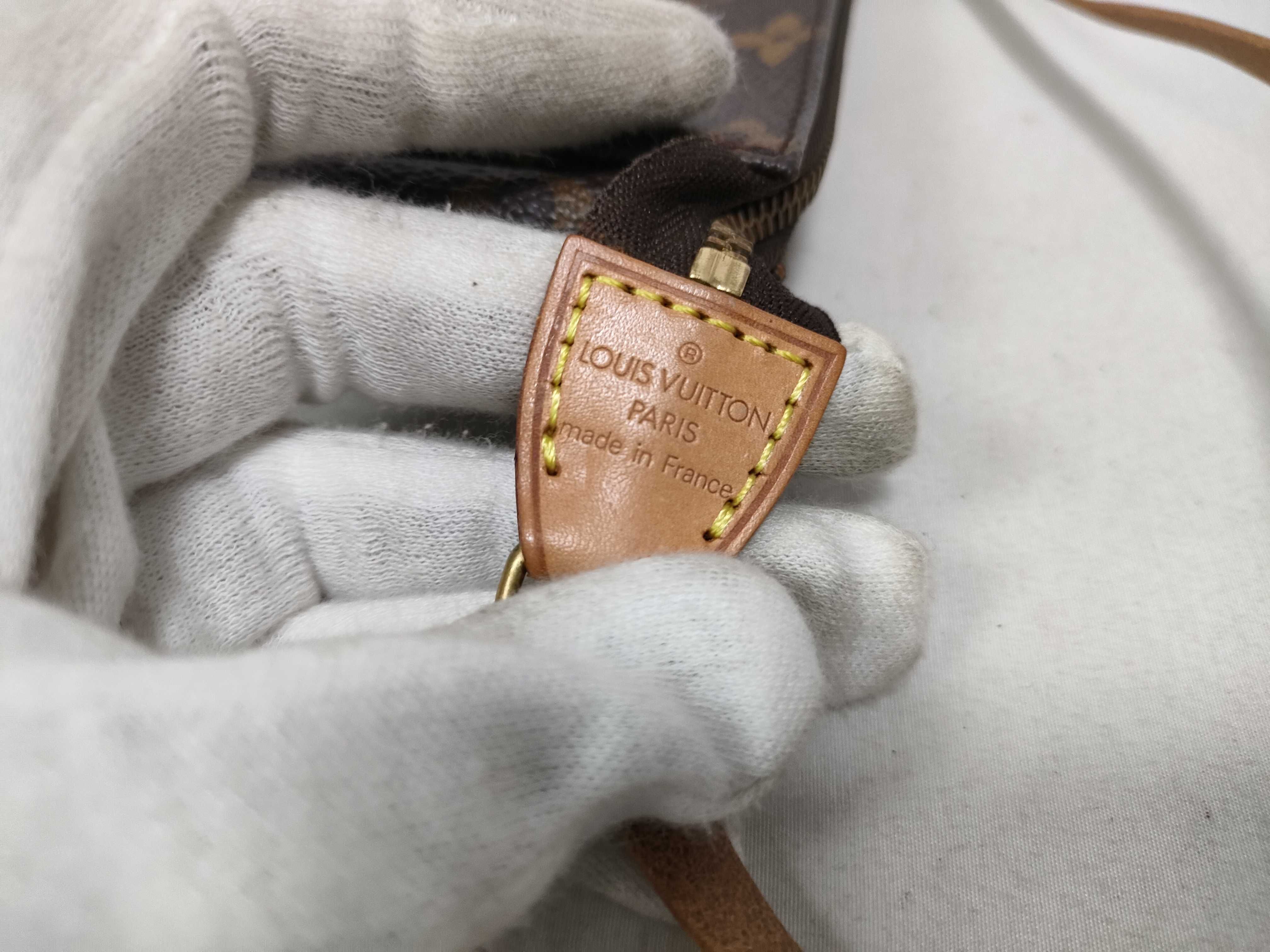 Monogram Louis Vuitton Monogram Accessoires AR0968 Pouch — view 10