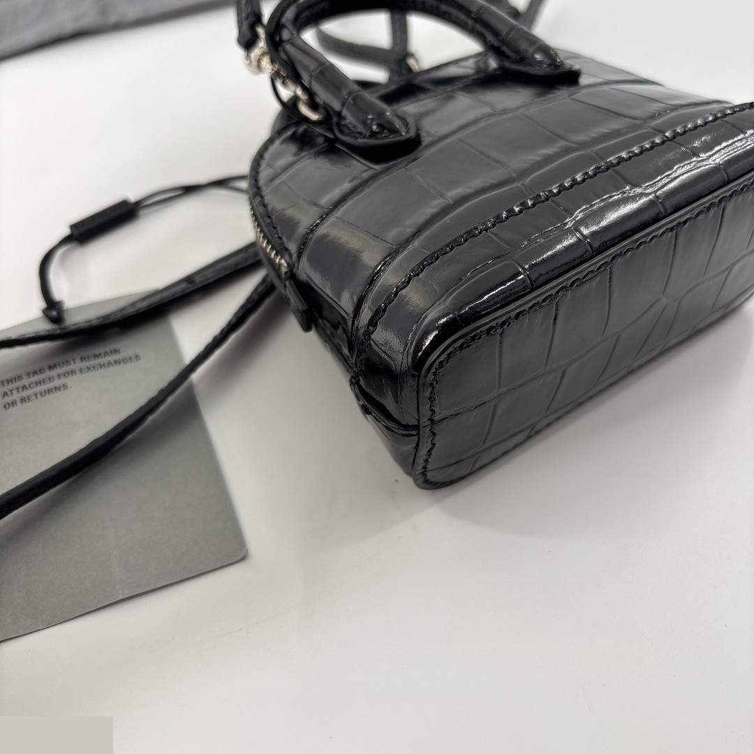 Crocodile Built-in Handle Handbag Shoulder Bag — view 3