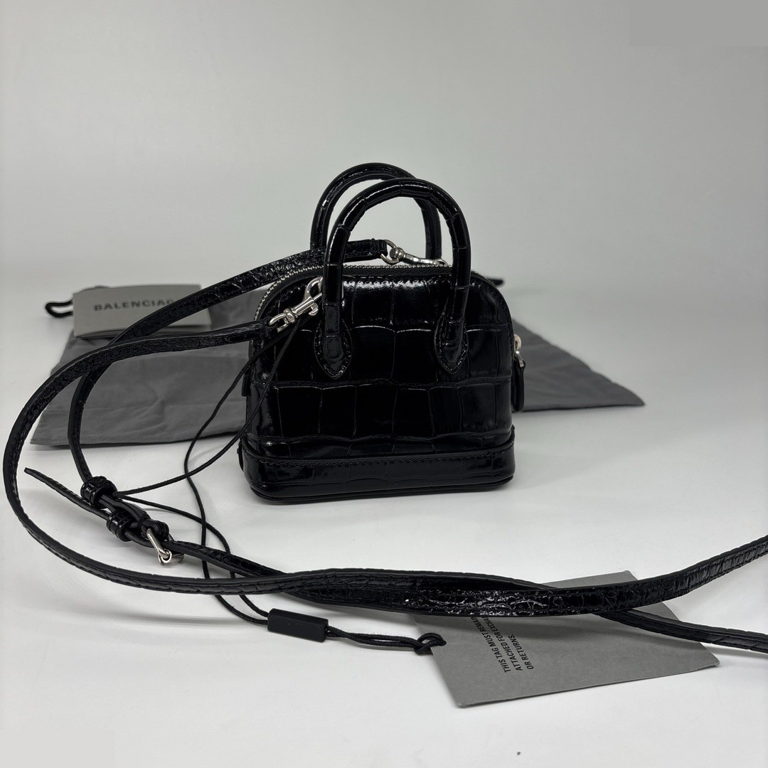 Crocodile Built-in Handle Handbag Shoulder Bag — view 4