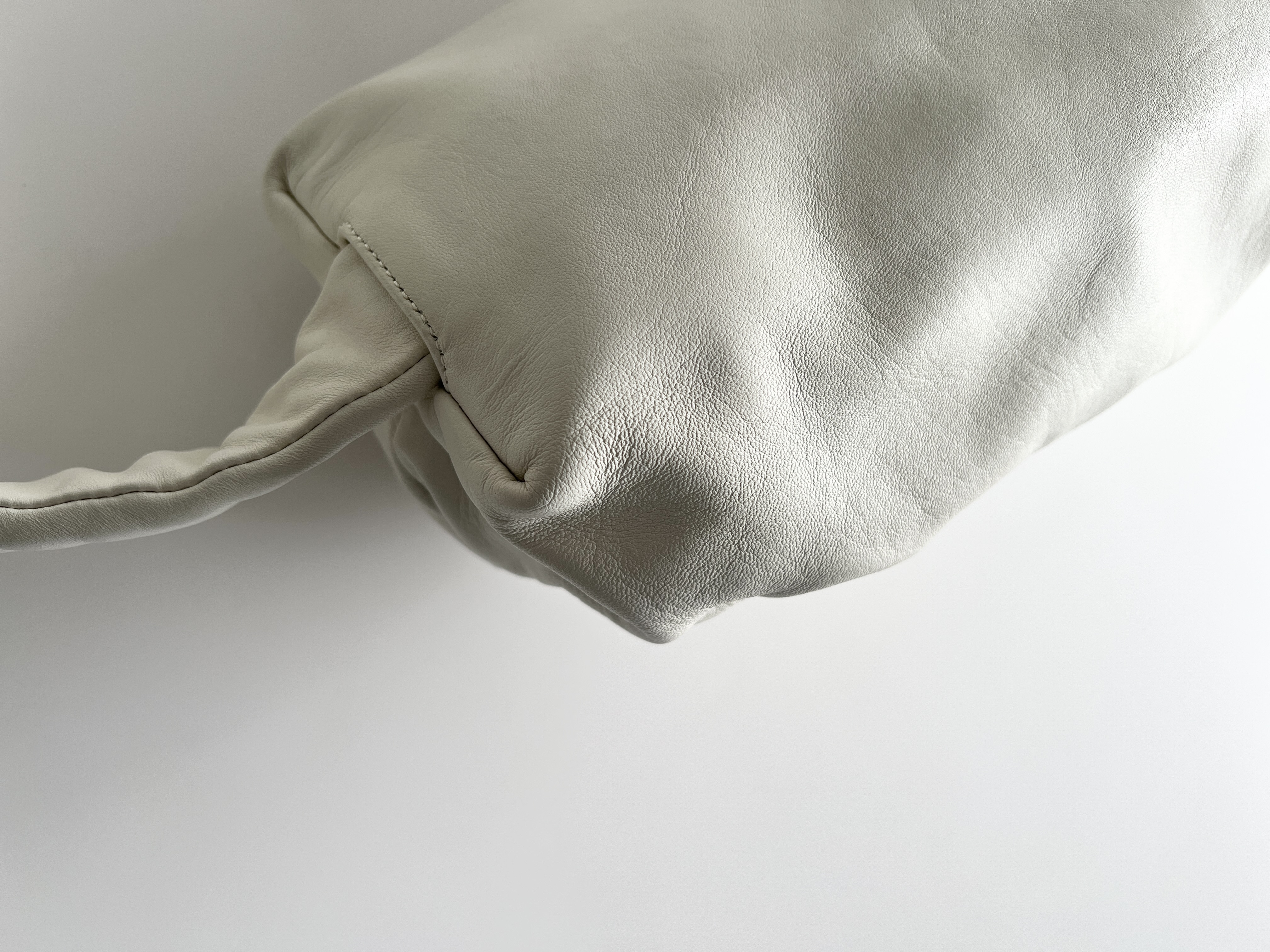 The Pouch Leather Shoulder Bag (One-Shoulder Bag) — view 12