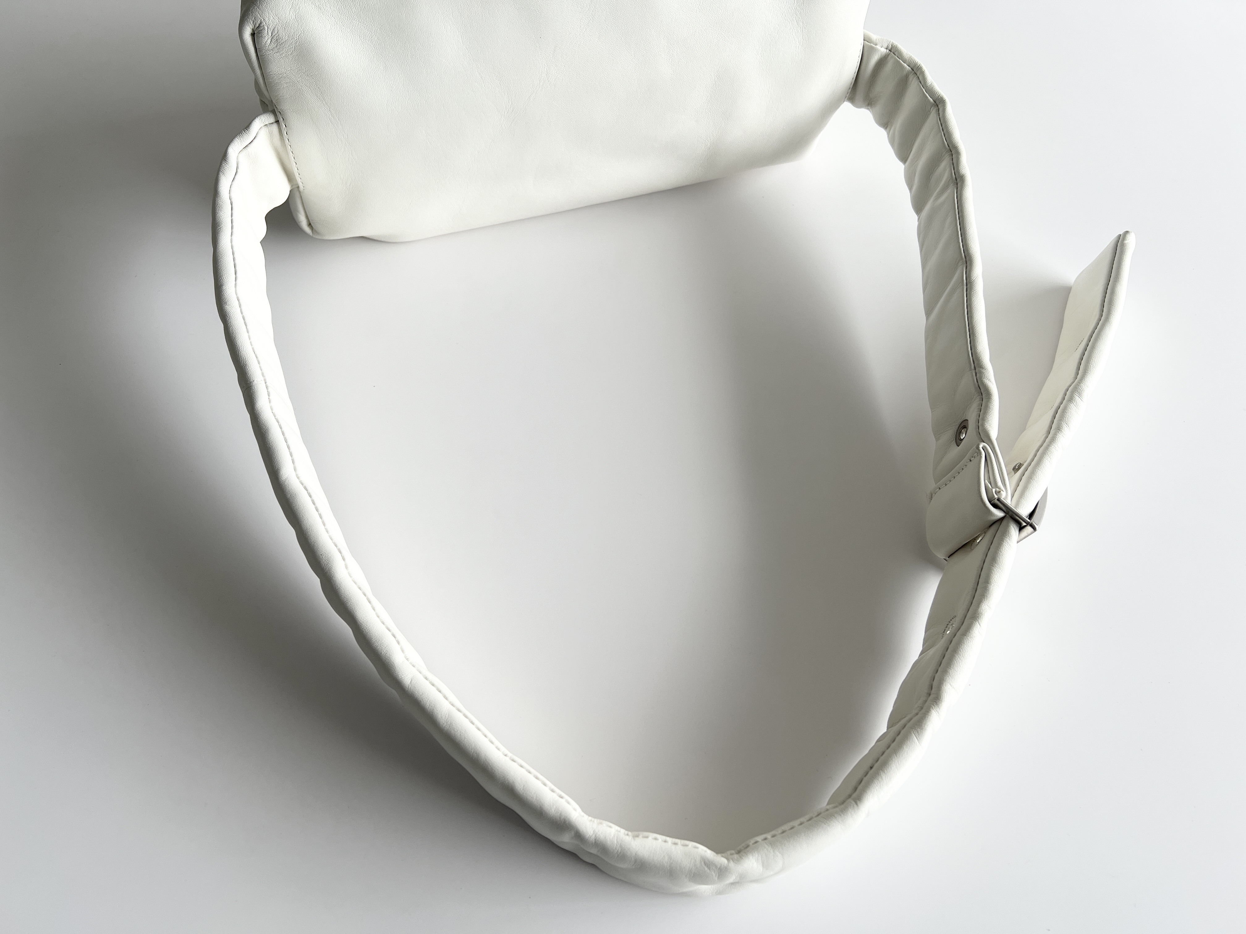 The Pouch Leather Shoulder Bag (One-Shoulder Bag) — view 3