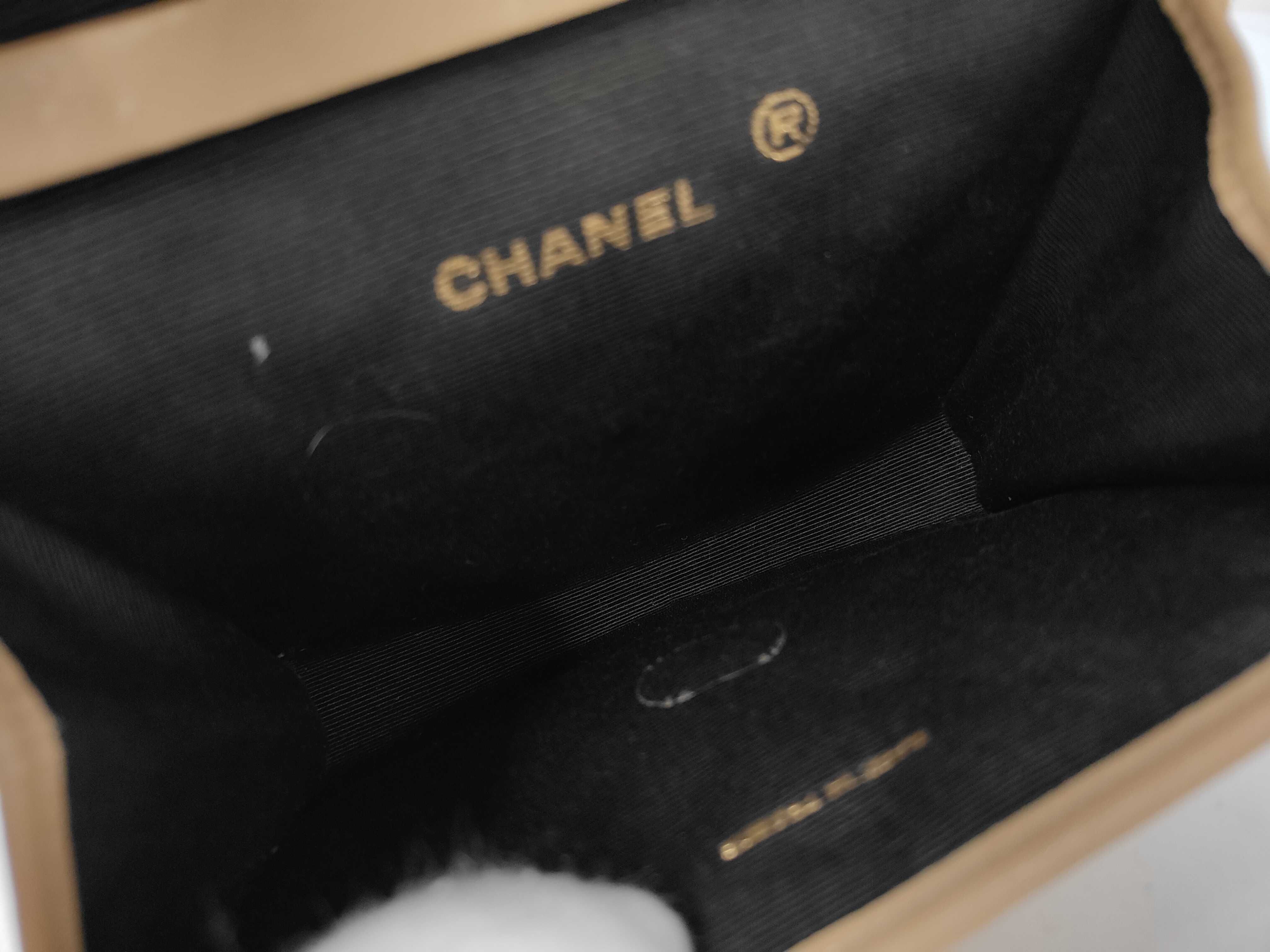 Matelassé CC Logo Shoulder Bag — view 9