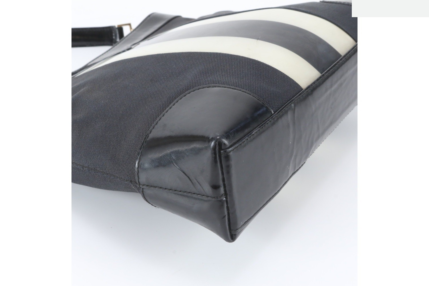 Leather and canvas shoulder bag. — view 4