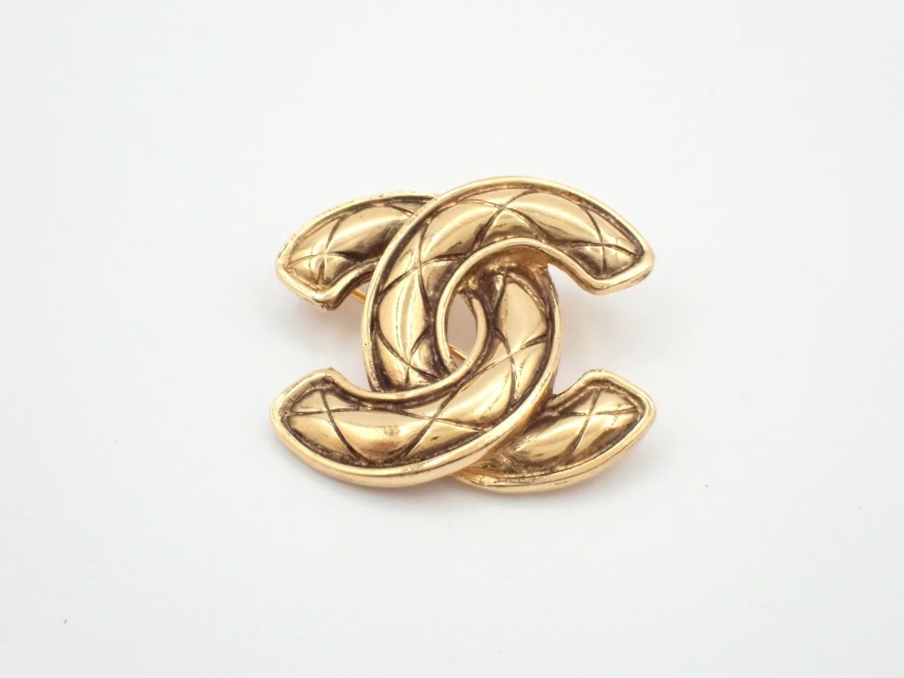 Matelassé Coco Mark Brooch with Engraved Plate