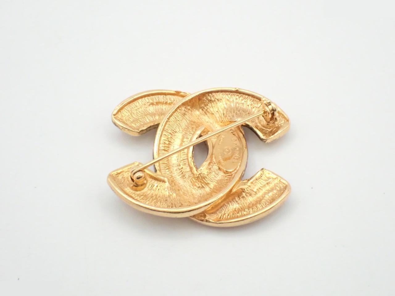 Matelassé Coco Mark Brooch with Engraved Plate — view 2
