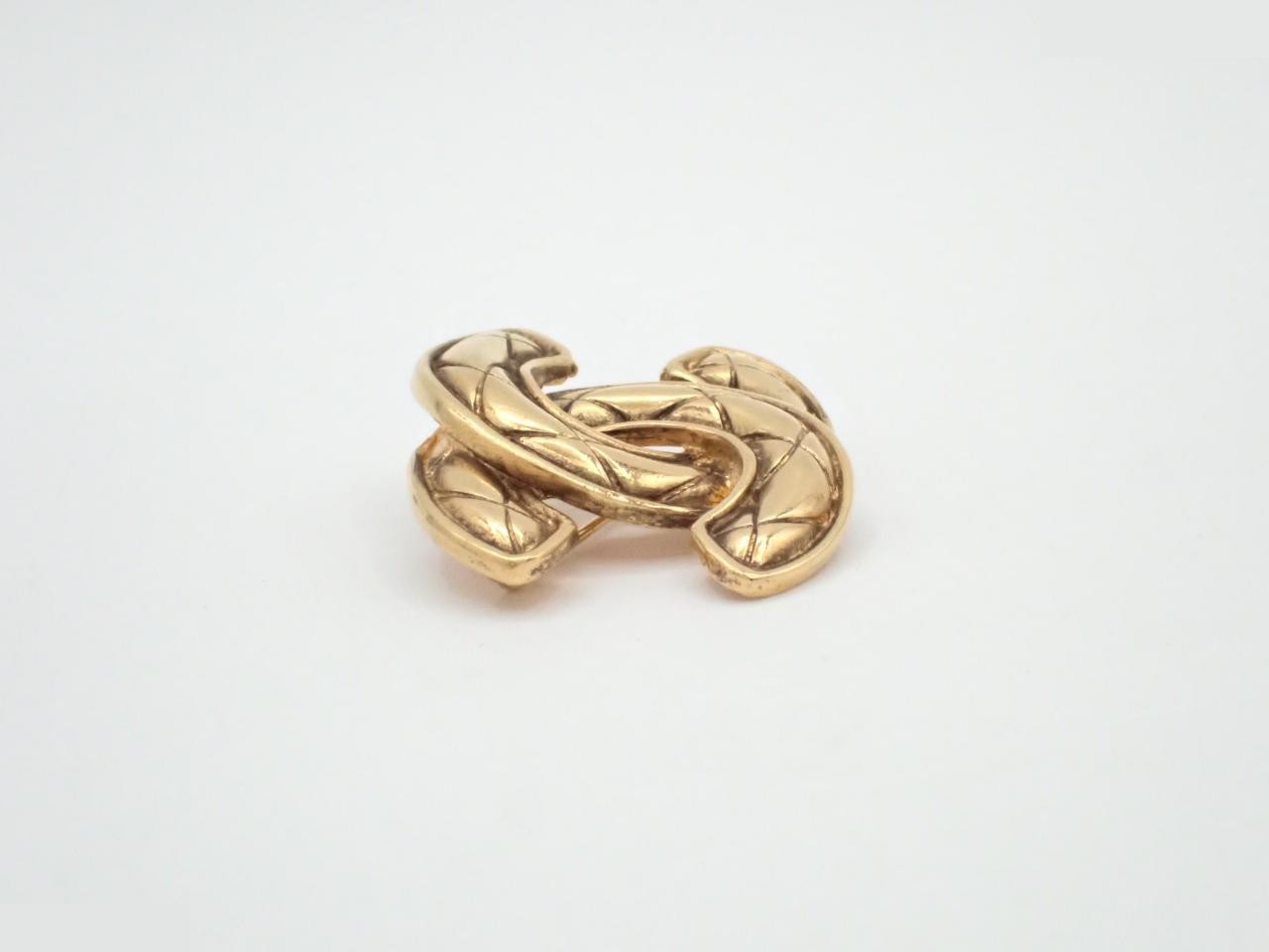 Matelassé Coco Mark Brooch with Engraved Plate — view 3