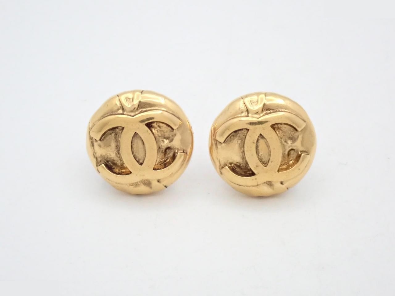 Earrings with Coco Mark design, gold.