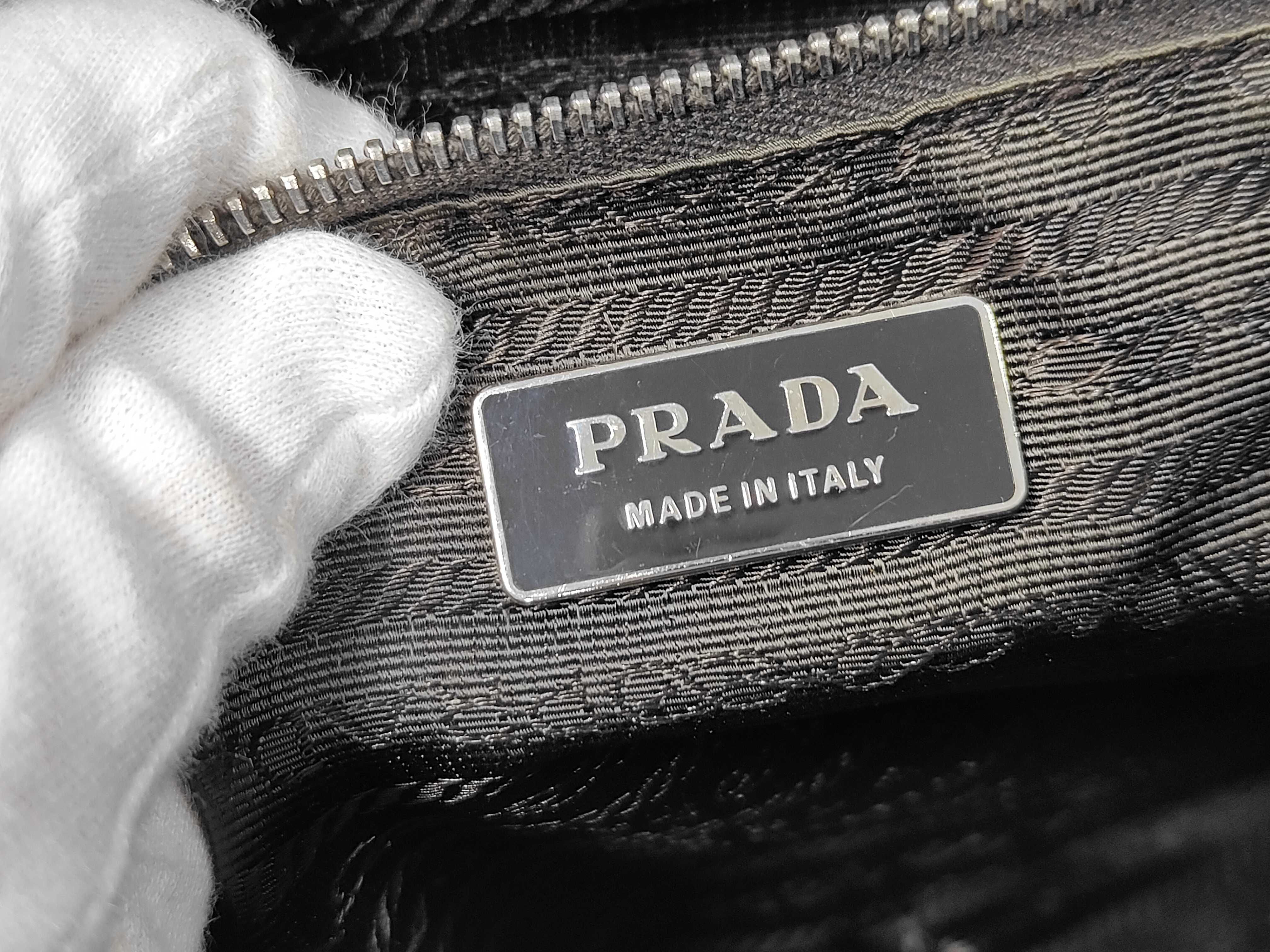 handbag, includes guarantee card, padlock, keys, and name tag. Tote bag. — view 9