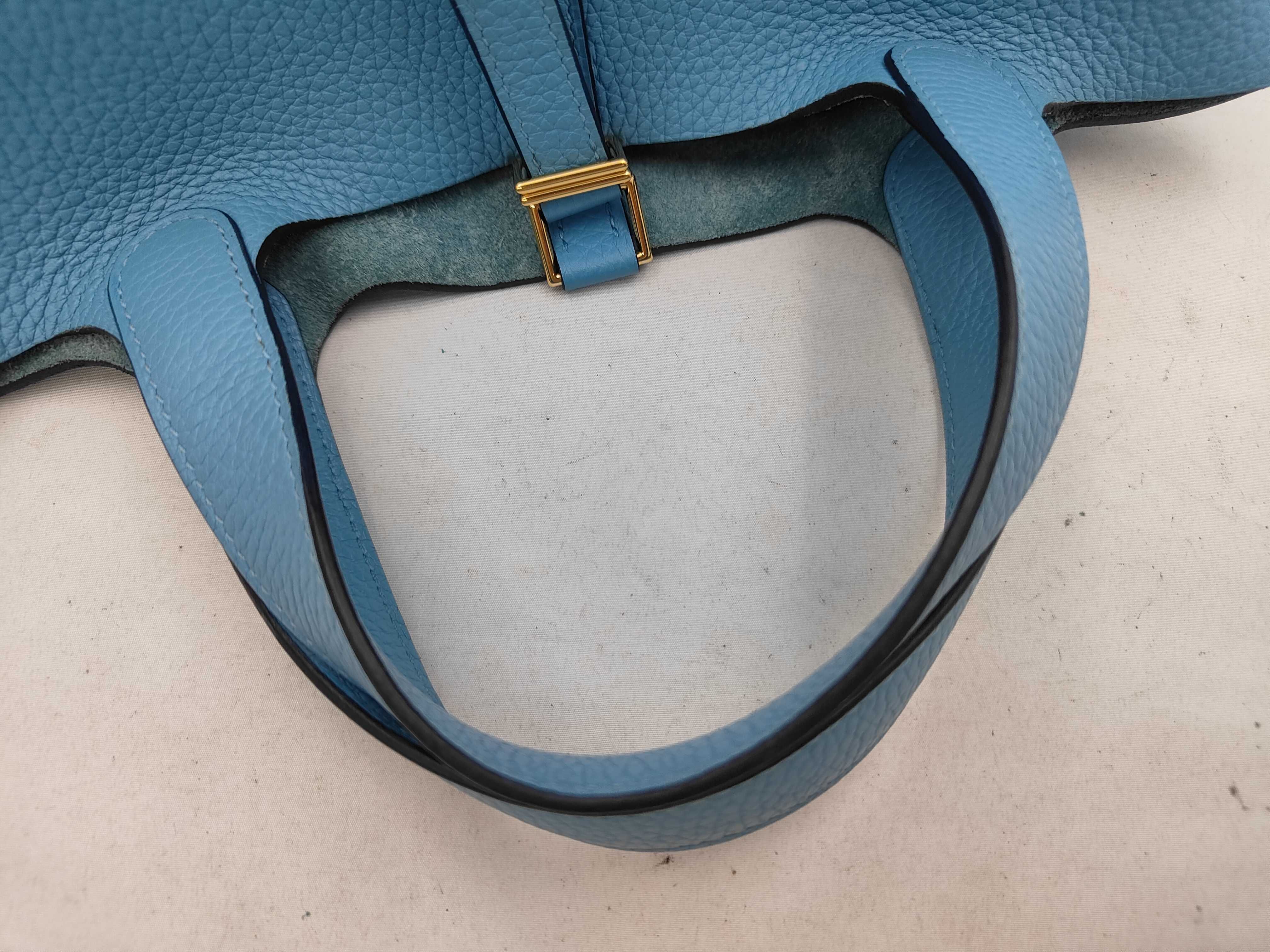 Picotin Lock 18 PM, Taurillon Clemence leather, Blue Nord, Gold hardware, D: 2019, Handbag — view 3