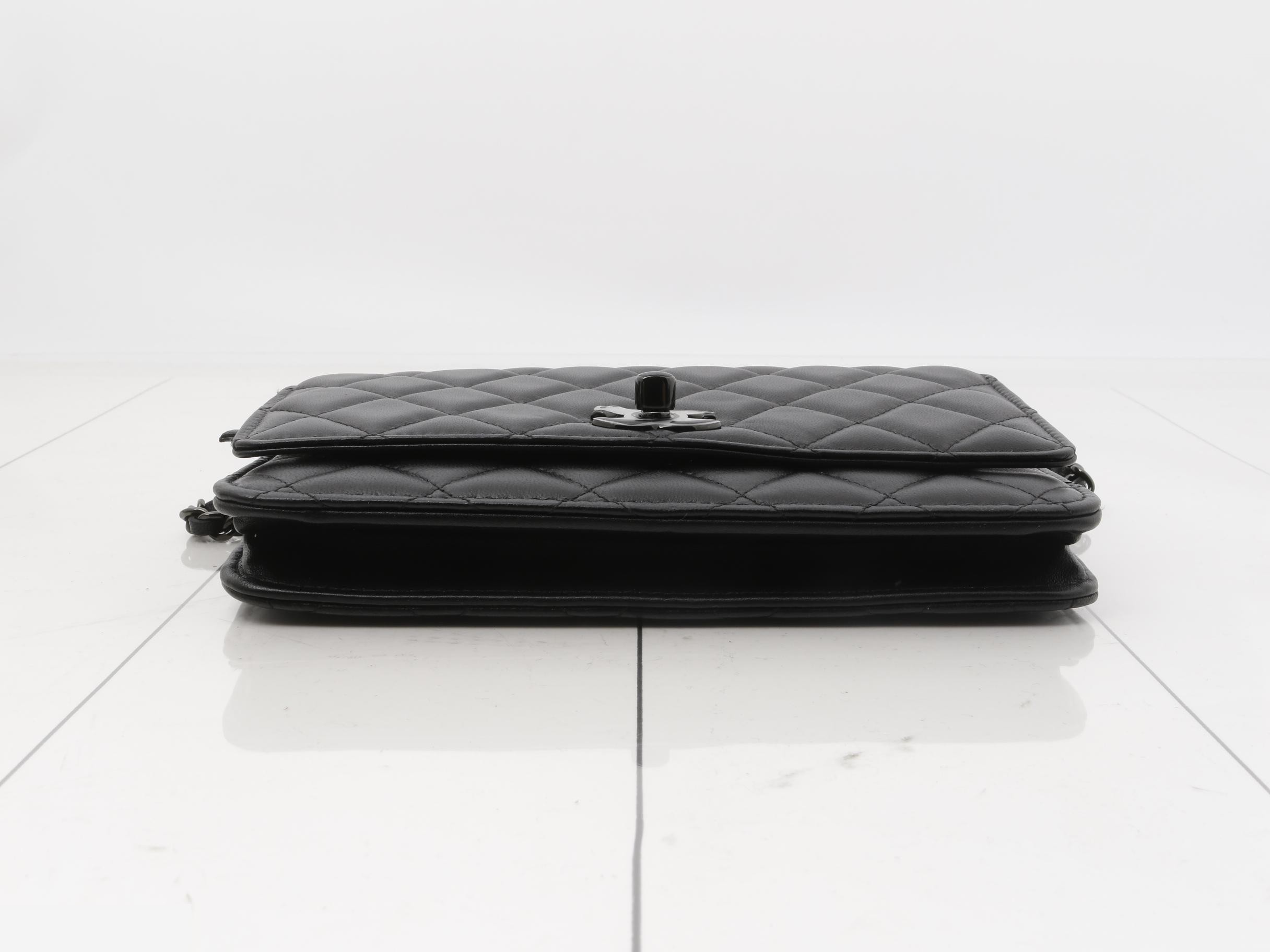 Matelassé Trendy CC Chain Wallet — view 3