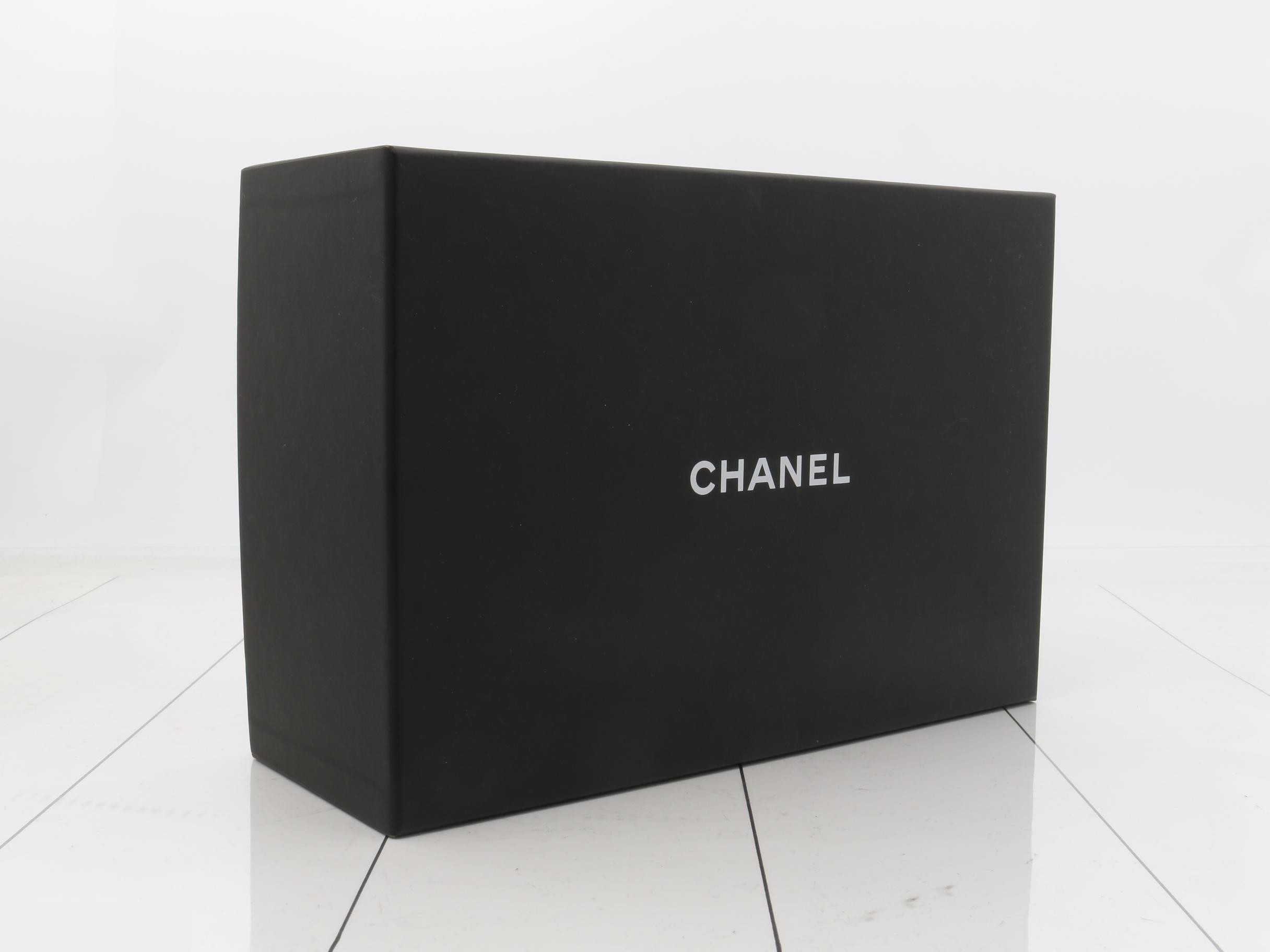 Matelassé Trendy CC Chain Wallet — view 5