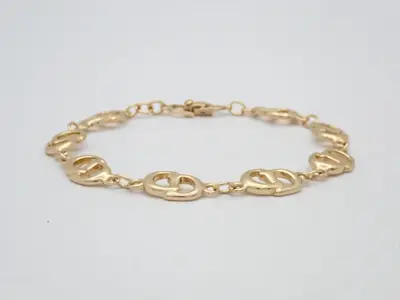 Gold bracelet, wrist size approximately 19cm