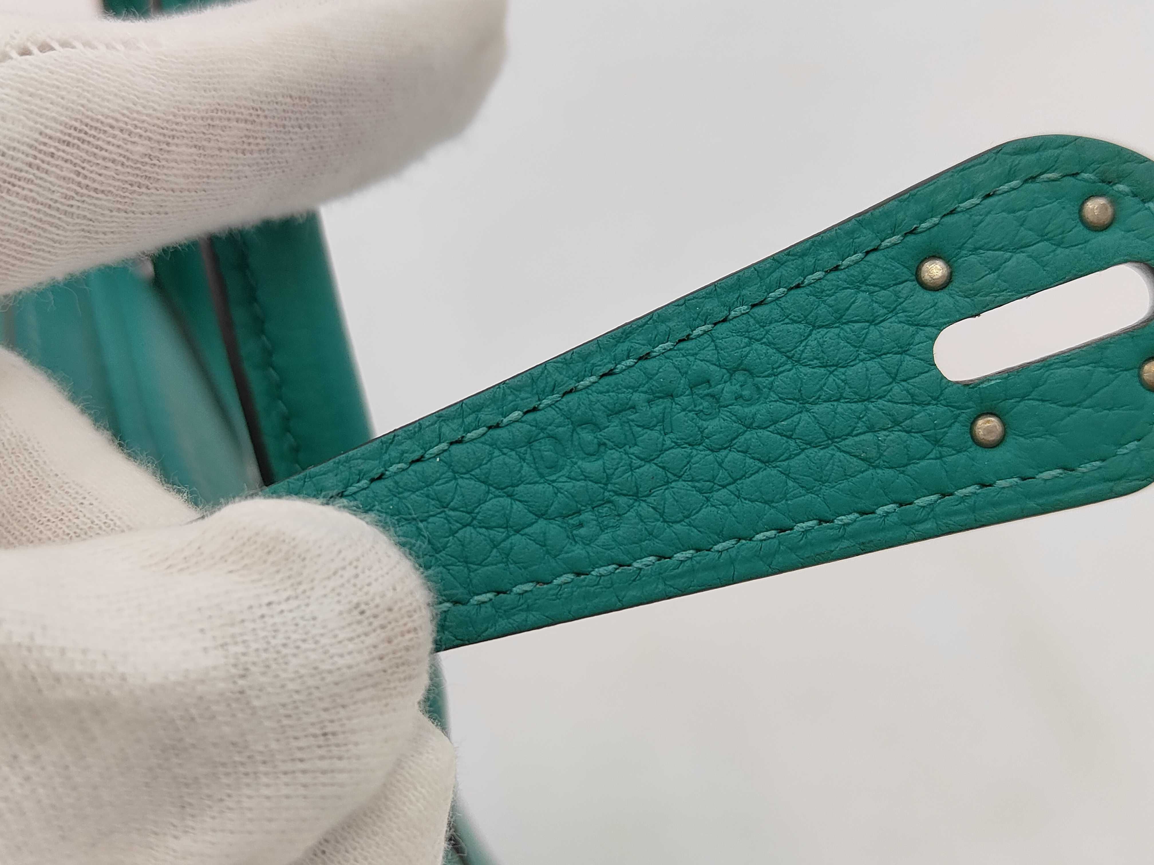Lindy 26 handbag, Vert Vertigo, silver hardware, Taurillon Clemence leather, D stamp. — view 9