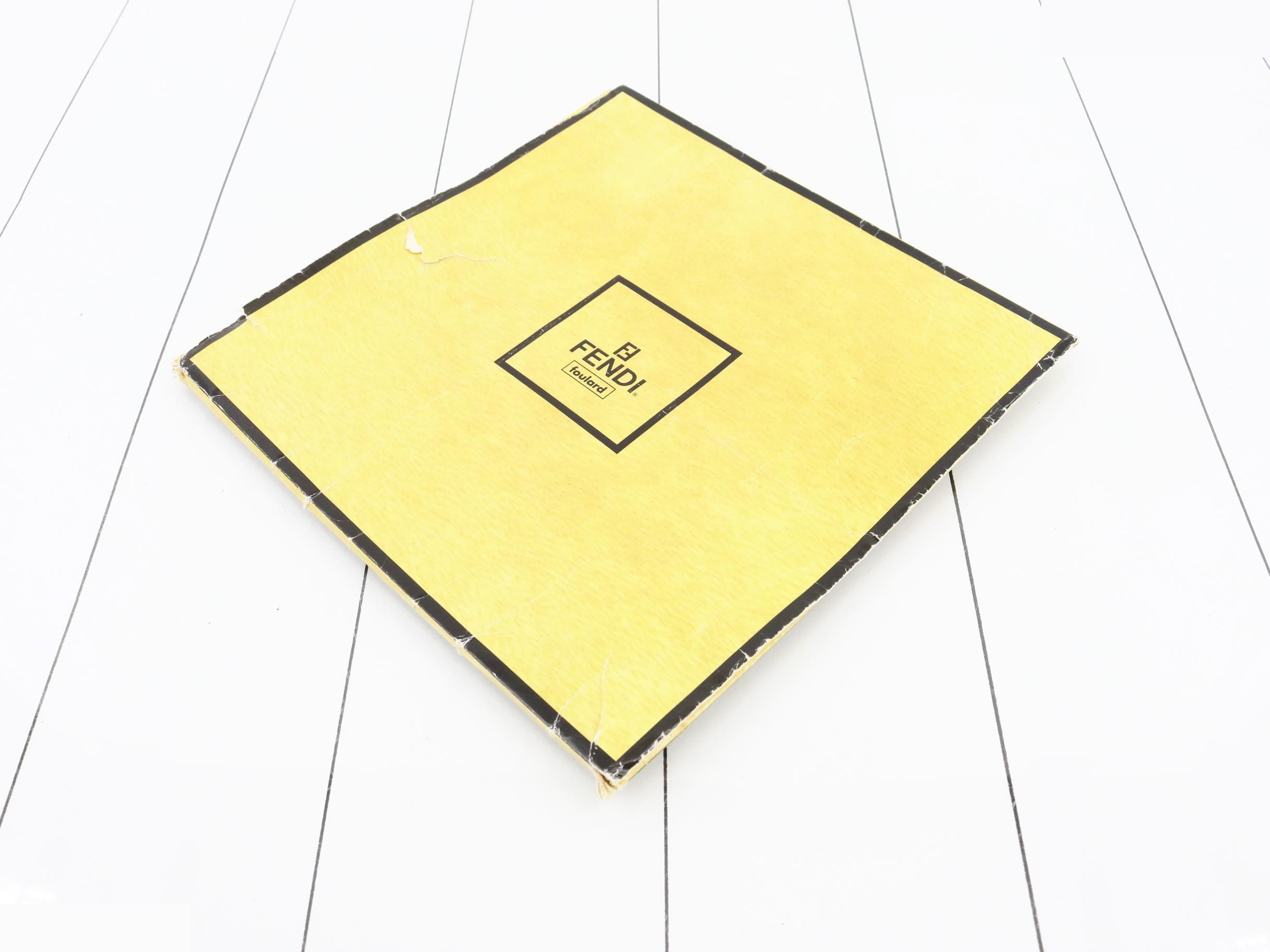 Other lines: Small items, accessories, scarves — view 4