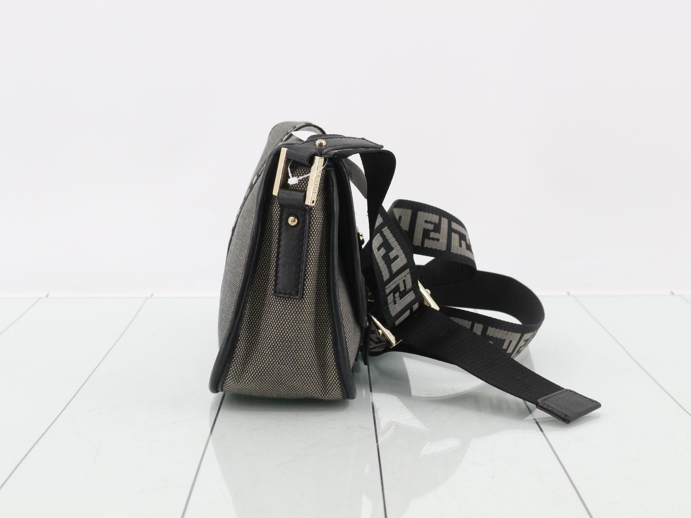 ZUCCA Round Flap Shoulder Bag — view 4