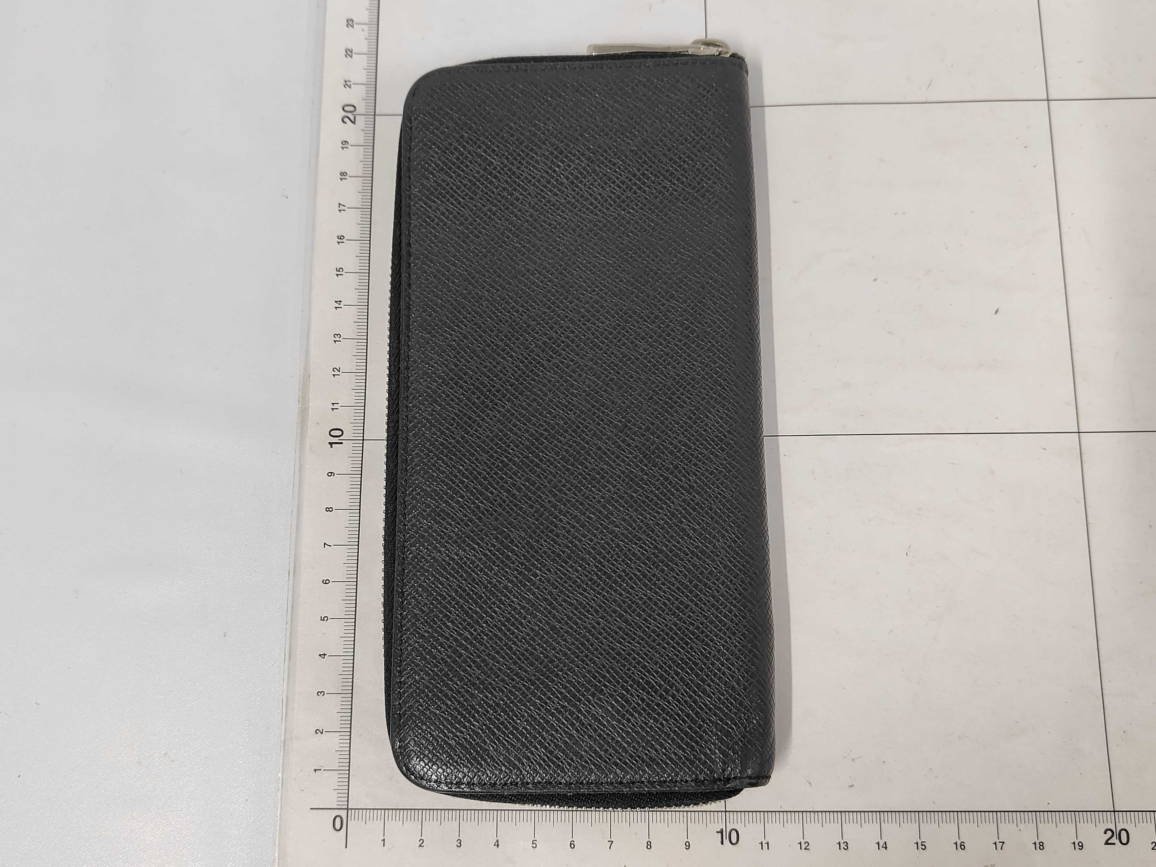 M32822 Zippy Wallet Vertical Round Zipper Long Wallet Taiga Leather Wallet — view 2
