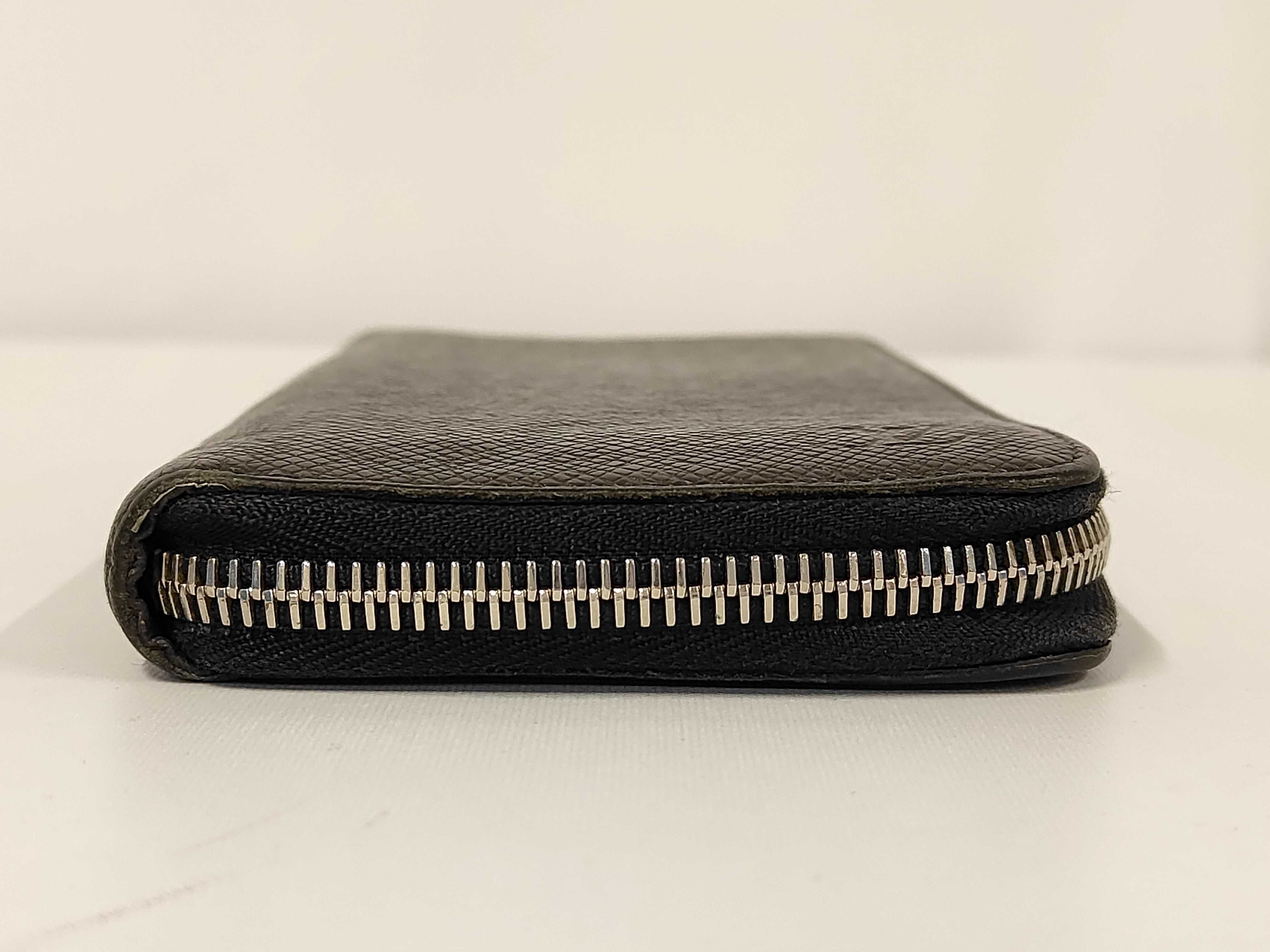 M32822 Zippy Wallet Vertical Round Zipper Long Wallet Taiga Leather Wallet — view 4