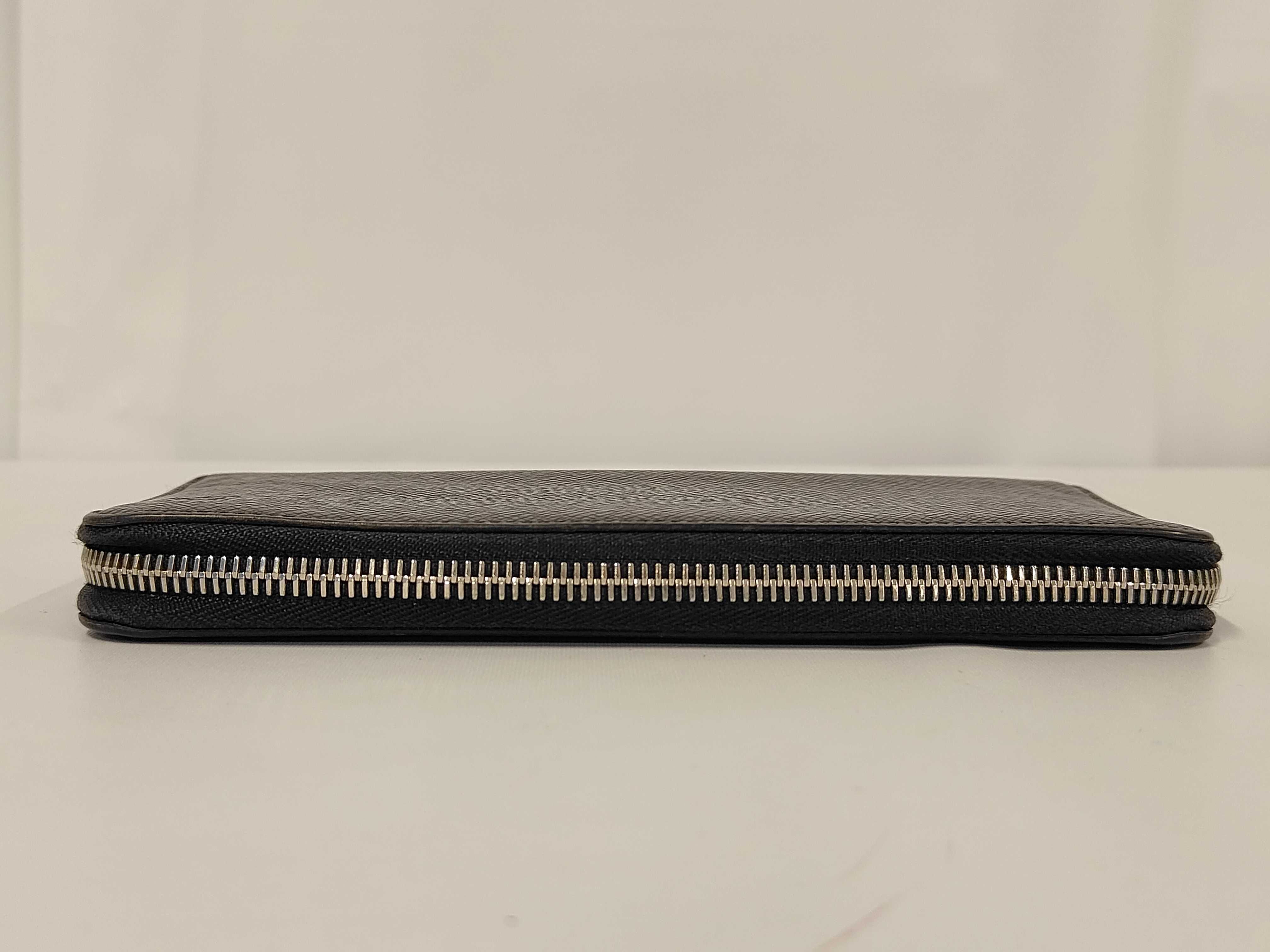 M32822 Zippy Wallet Vertical Round Zipper Long Wallet Taiga Leather Wallet — view 5