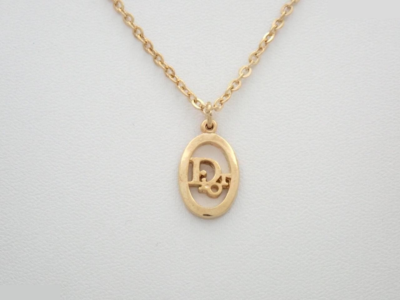 Other lines: Precious metal necklaces and pendants, chain approximately 42cm.