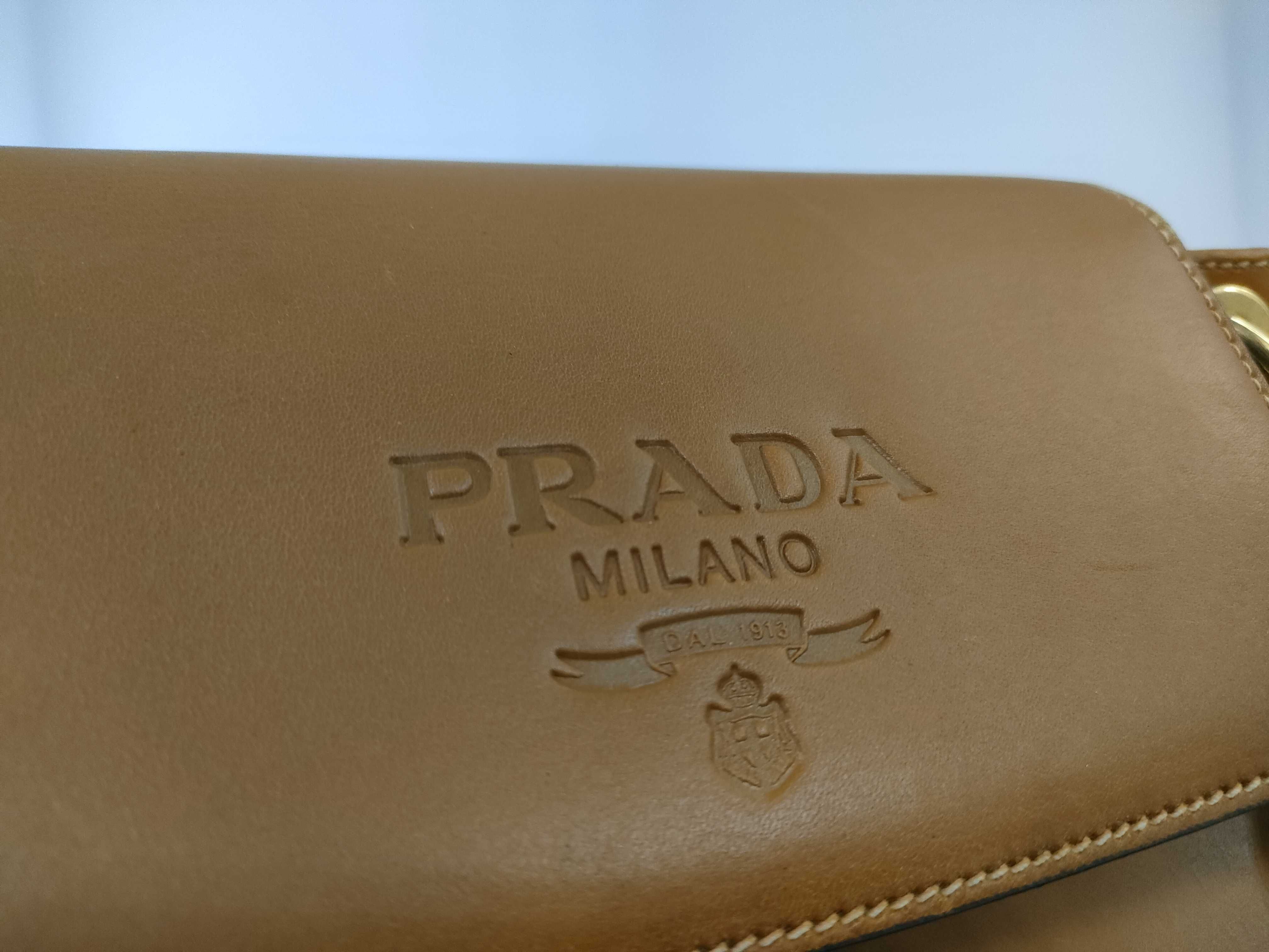 logo embossed leather chain shoulder bag white tag 7 shoulder bag — view 14