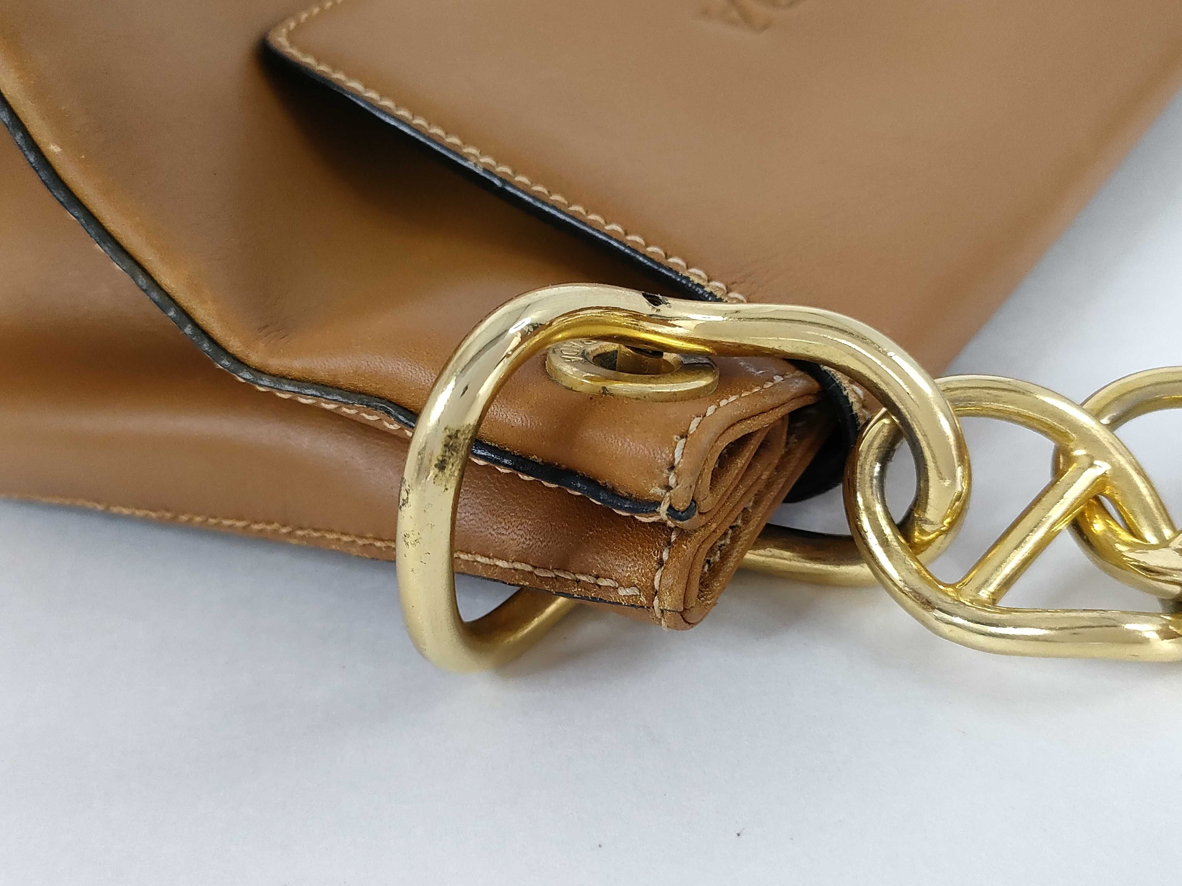 logo embossed leather chain shoulder bag white tag 7 shoulder bag — view 5