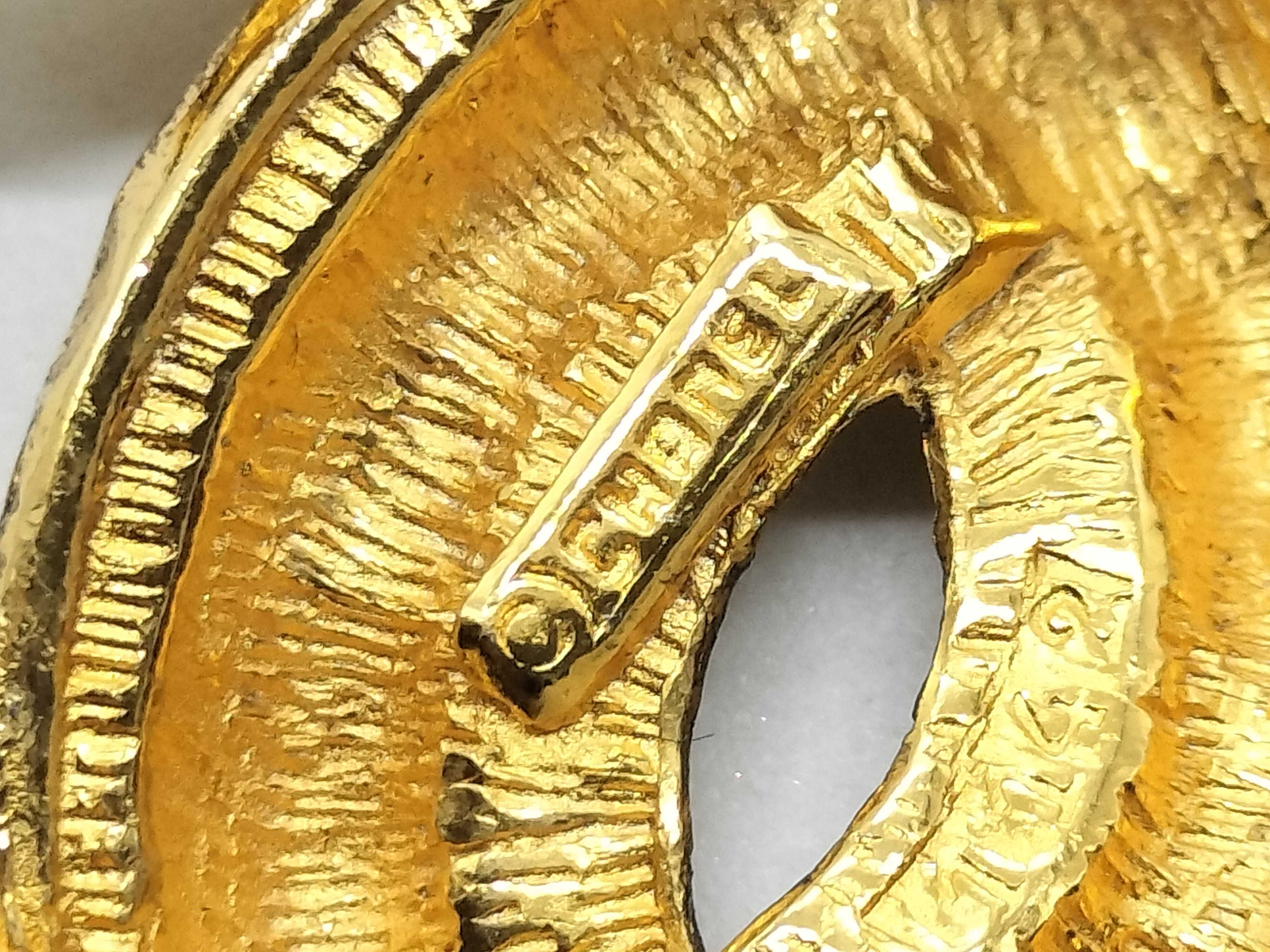 Coco Mark Matelassé 1142 Gold-colored Brooch — view 6