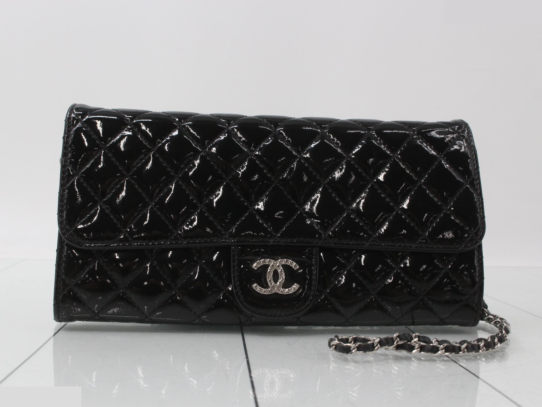 Matelassé enamel Coco Mark chain wallet