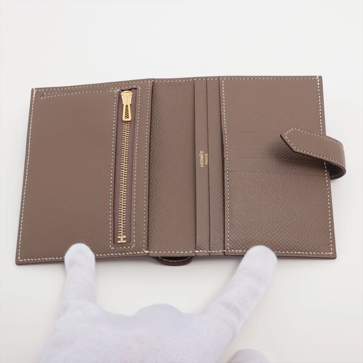 Bearn Compact, Veau Epsom, Compact Wallet, Etoupe, Gold Hardware, D: 2019 — view 3