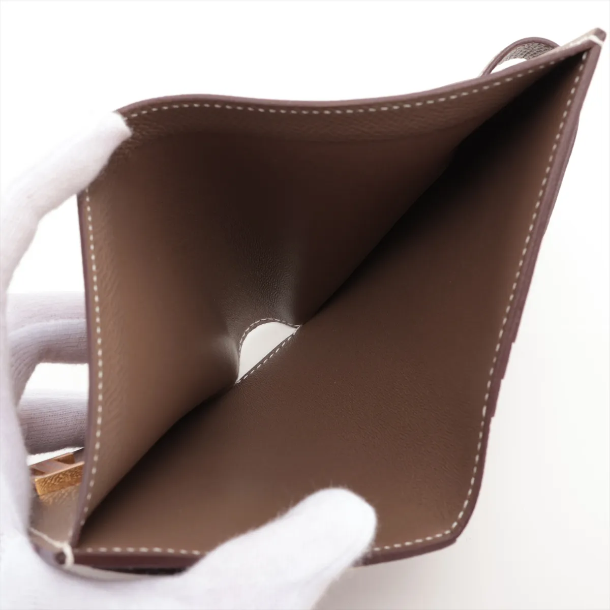 Bearn Compact, Veau Epsom, Compact Wallet, Etoupe, Gold Hardware, D: 2019 — view 4